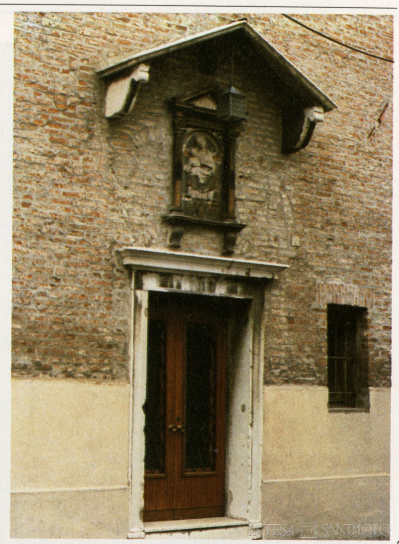 Monte di Pietà di Lendinara, ingresso dell'antico Monte di Pietà di Lendinara, fotografia tratta da Il Monte di pietà di Rovigo e gli antichi istituti di pegno del Polesine, 1987 (fotografo sconosciuto)