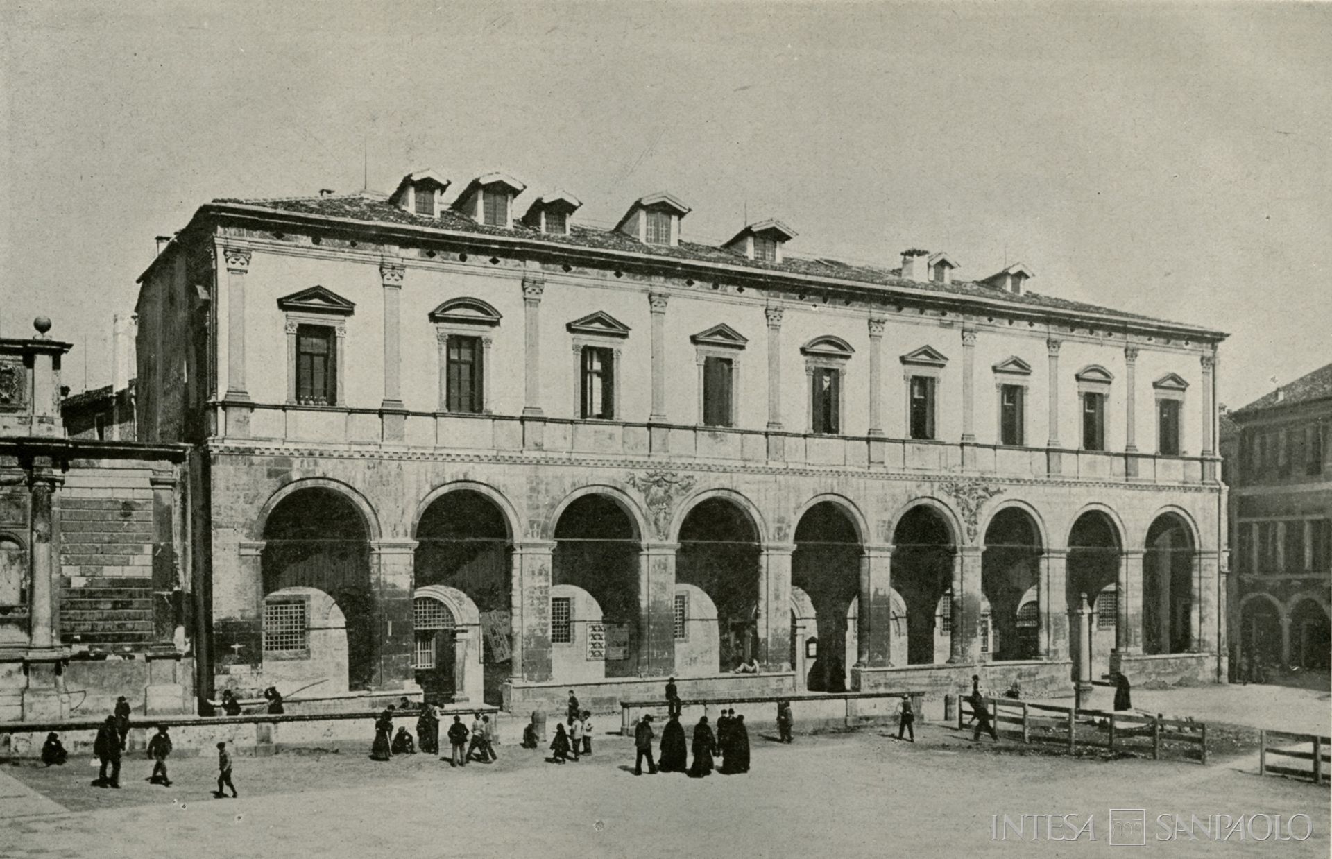 Monte di Pietà di Padova, facciata del Monte di Pietà verso il Duomo, fotografia datata inizi Novecento tratta da Il Monte di Pietà di Padova. 1469-1923, 1923 (fotografo sconosciuto)