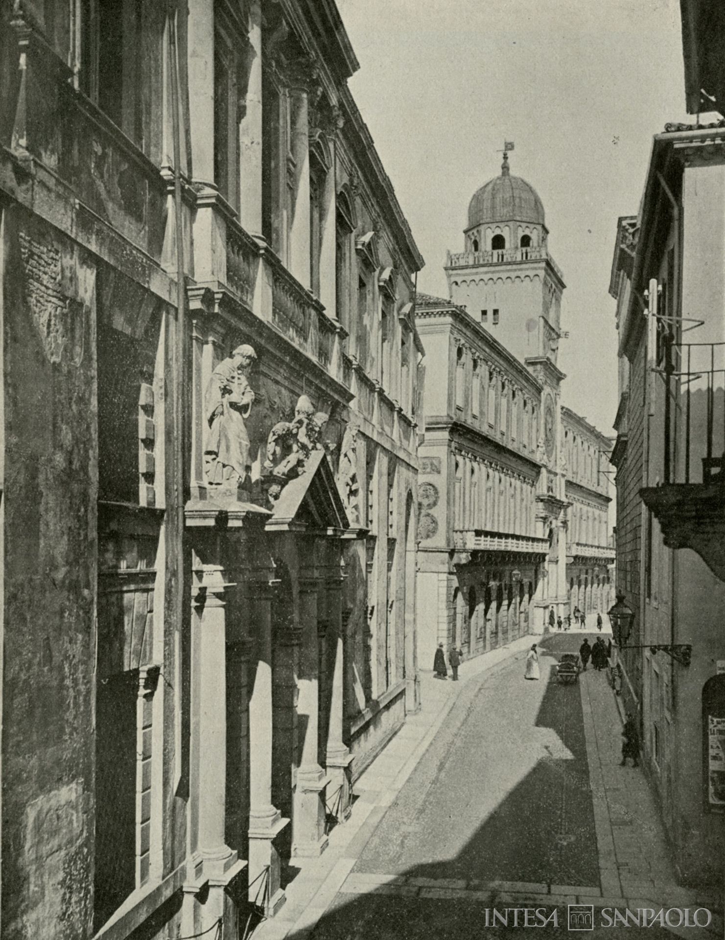 Monte di Pietà di Padova, facciata del Monte di Pietà lungo l'omonima via, fotografia datata inizi Novecento tratta da Il Monte di Pietà di Padova. 1469-1923, 1923 (fotografo sconosciuto)