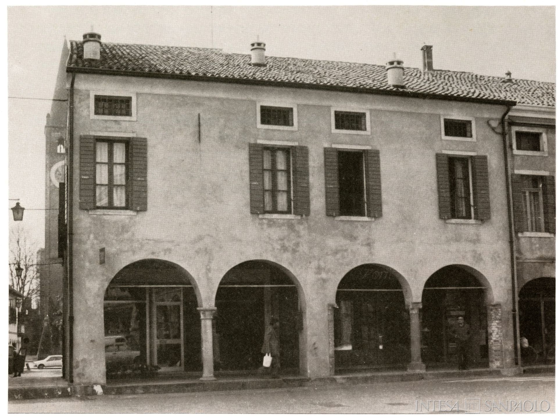 Banca del Monte di Montagnana, sede del Monte di Pietà, fotografia datata inizio anni Ottanta, tratta da Il Monte di Pietà di Montagnana, 1983 (Fotostudio Dal Prà)