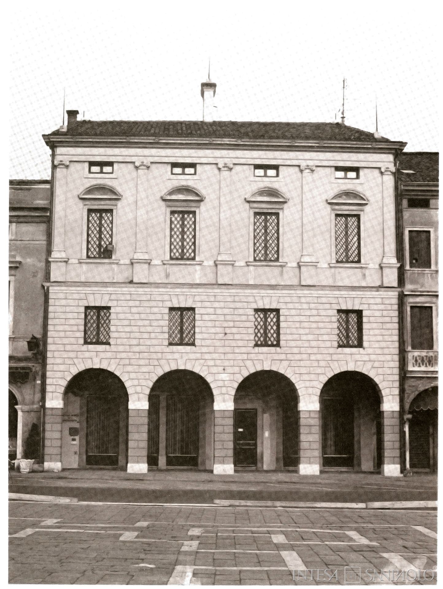 Banca del Monte di Montagnana, facciata della sede, fotografia datata inizio anni Ottanta, tratta da Il Monte di Pietà di Montagnana, 1983 (Fotostudio Dal Prà)