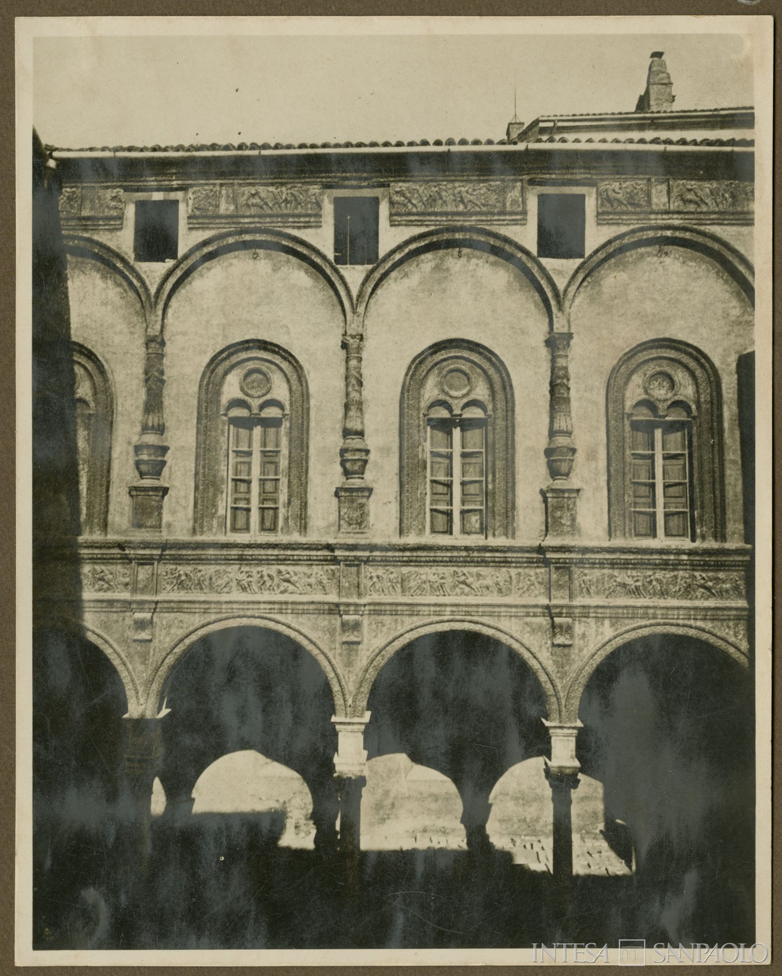 Monte di Pietà di Cremona - sezione credito, Palazzo Fodri, sede dell'istituto, dettaglio del cortile interno, 1915 (fotografo sconosciuto)