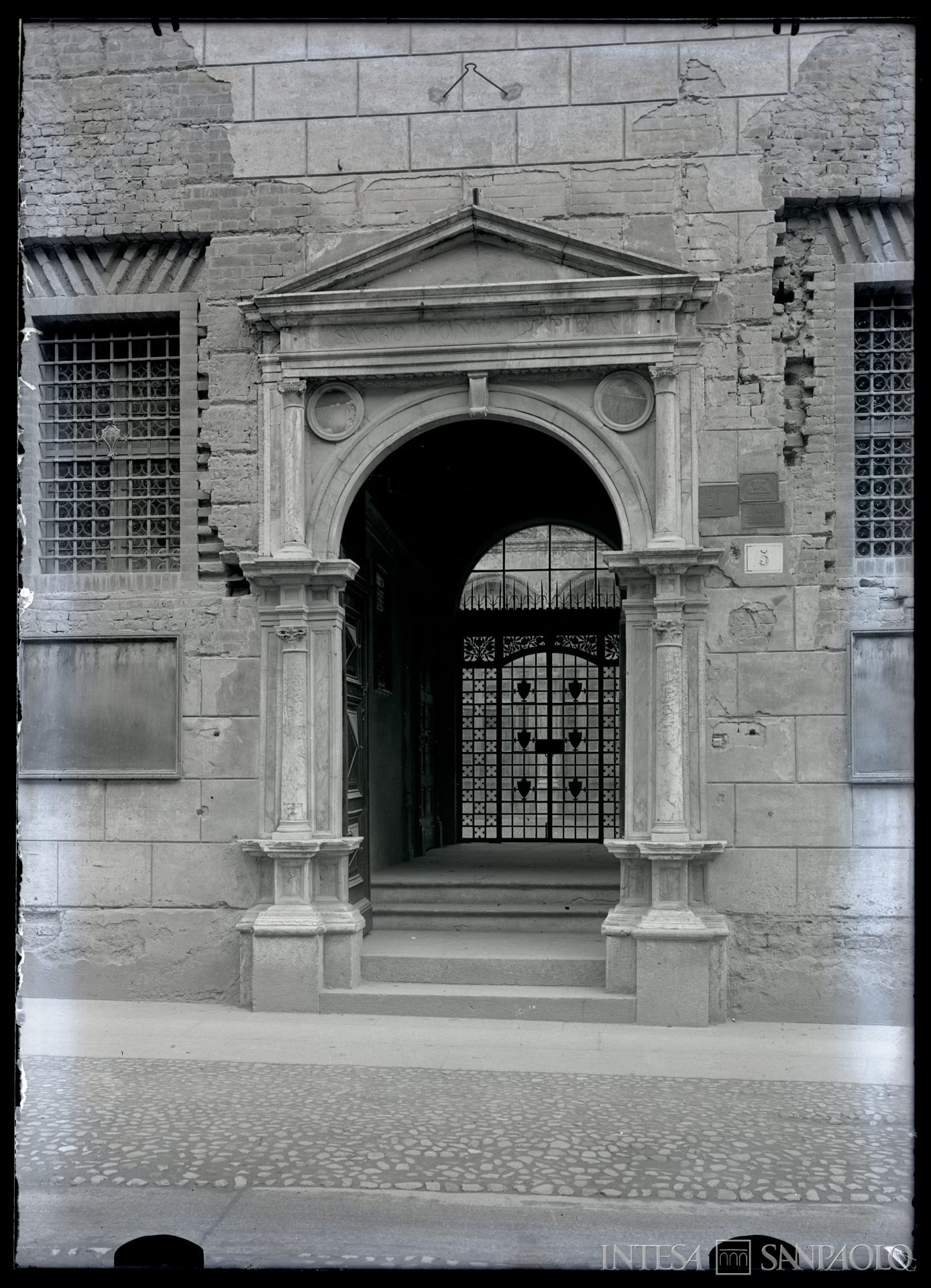Monte di Pietà di Cremona - sezione credito, Palazzo Fodri, sede dell'istituto, dettaglio dell'ingresso, 1927-1929 (fotografia attribuita a Ettore Zagnoni)