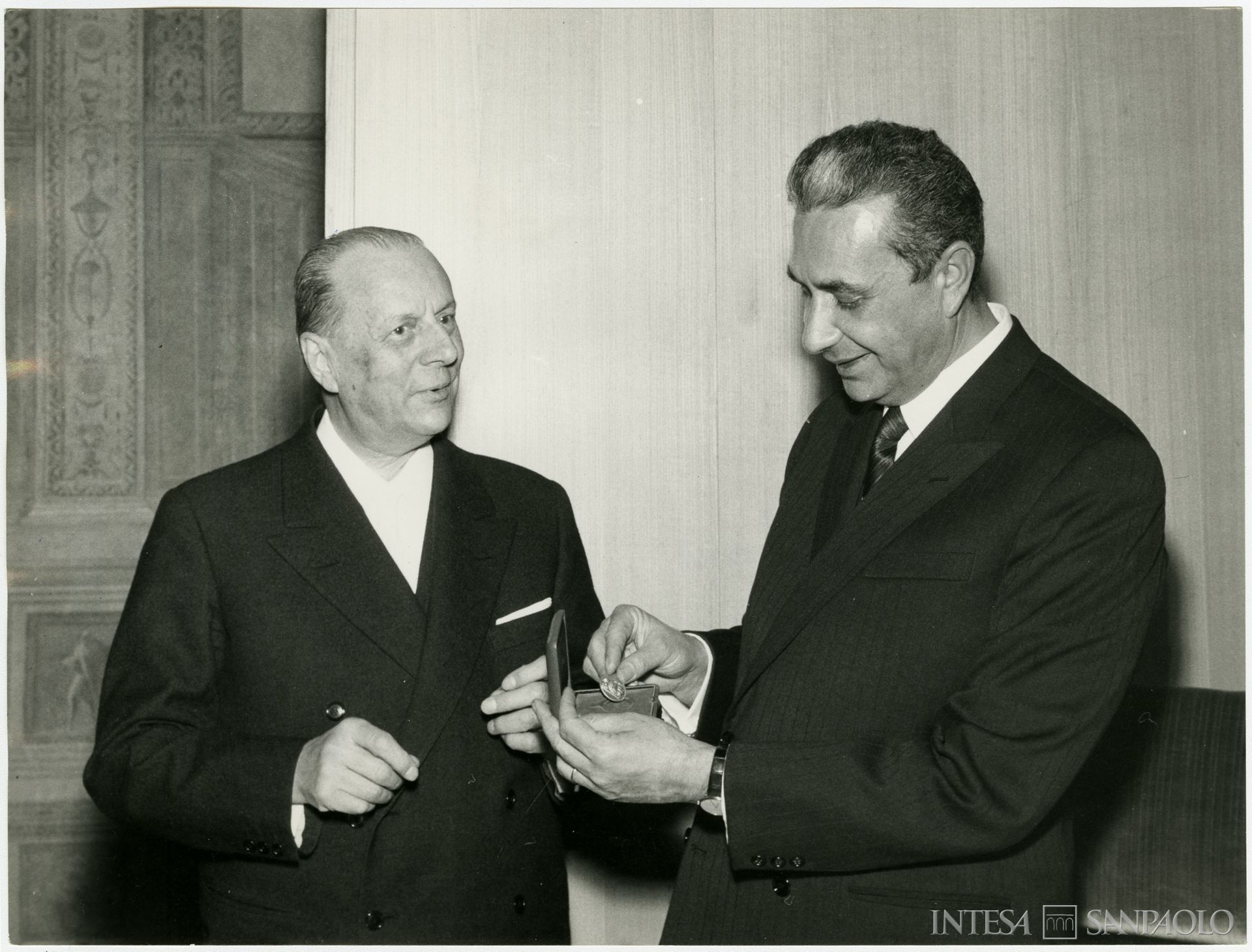 Mediocredito Lombardo, visita del presidente del Consiglio Aldo Moro alla nuova sede di Palazzo Aliverti a Milano con il presidente della Cariplo Giordano Dell'Amore, 6 dicembre 1966 (fotografia di Publifoto)