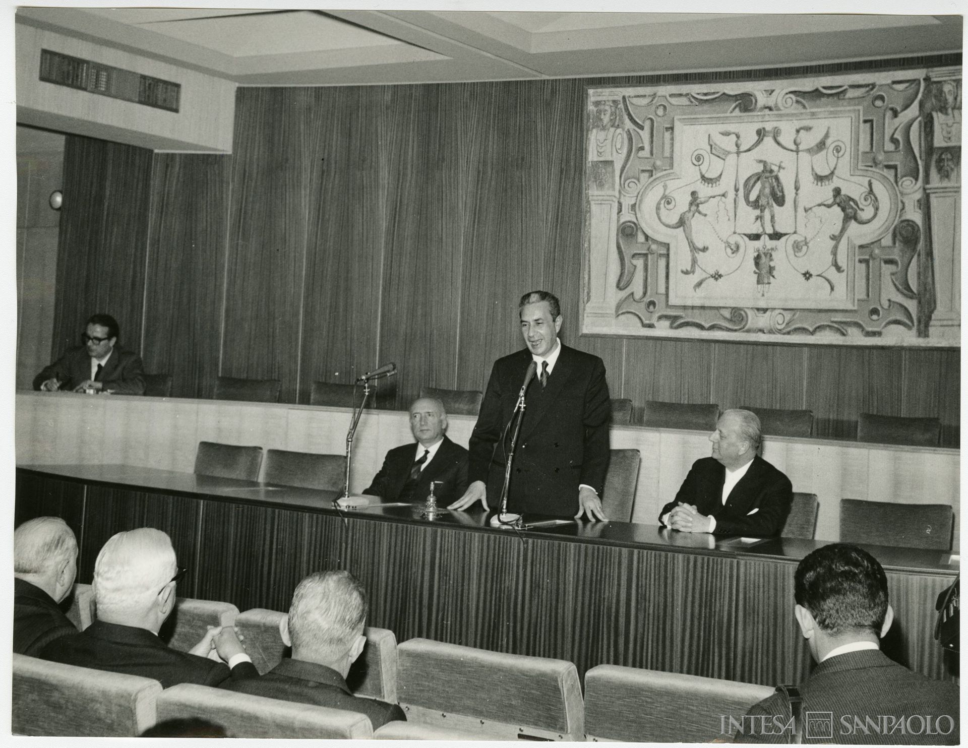 Mediocredito Lombardo, visita del presidente del Consiglio Aldo Moro alla nuova sede di Palazzo Aliverti a Milano con il presidente della Cariplo Giordano Dell'Amore, 6 dicembre 1966 (fotografia di Publifoto)