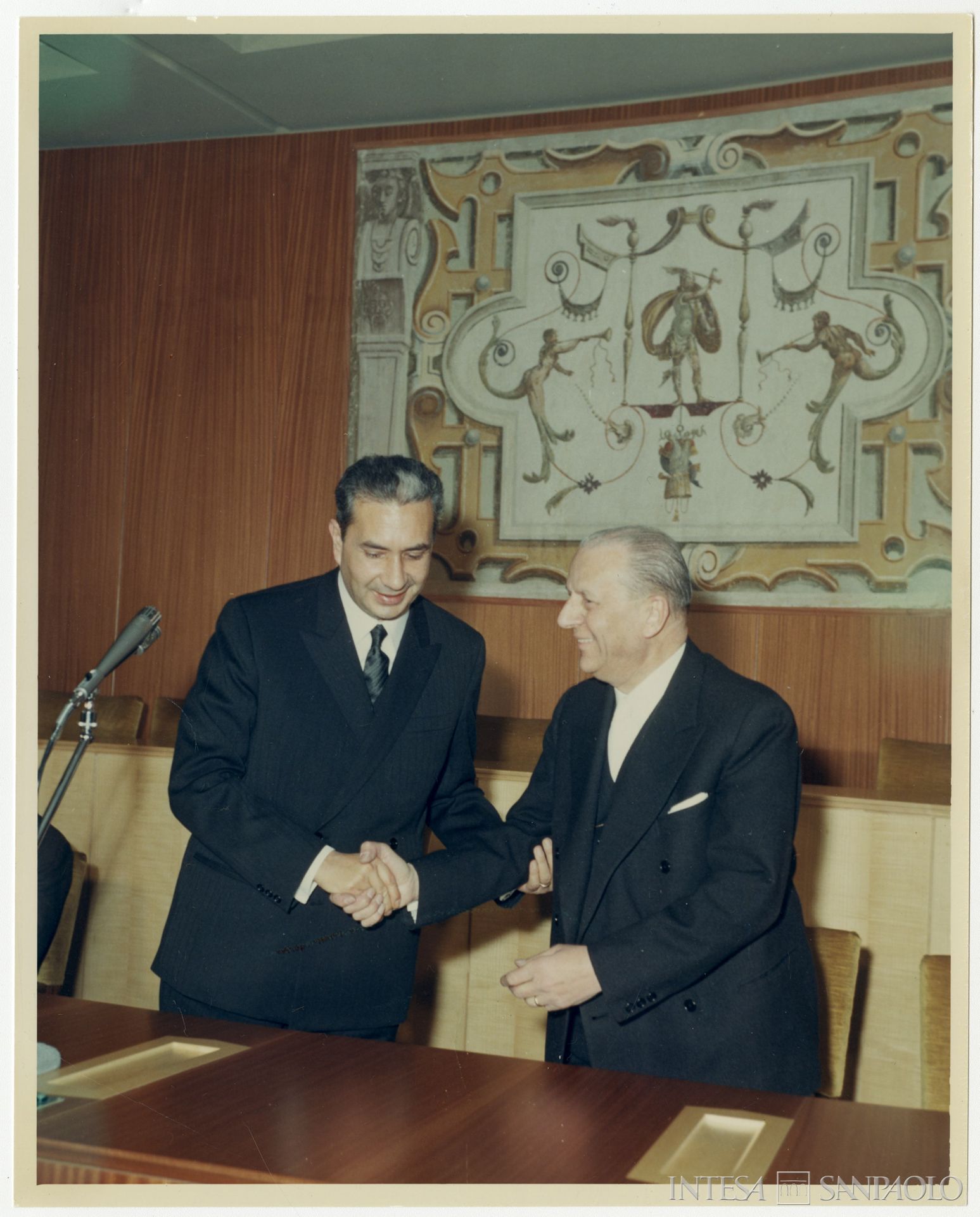 Mediocredito Lombardo, visita del presidente del Consiglio Aldo Moro alla nuova sede di Palazzo Aliverti a Milano con il presidente della Cariplo Giordano Dell'Amore, 6 dicembre 1966 (fotografia di Publifoto)