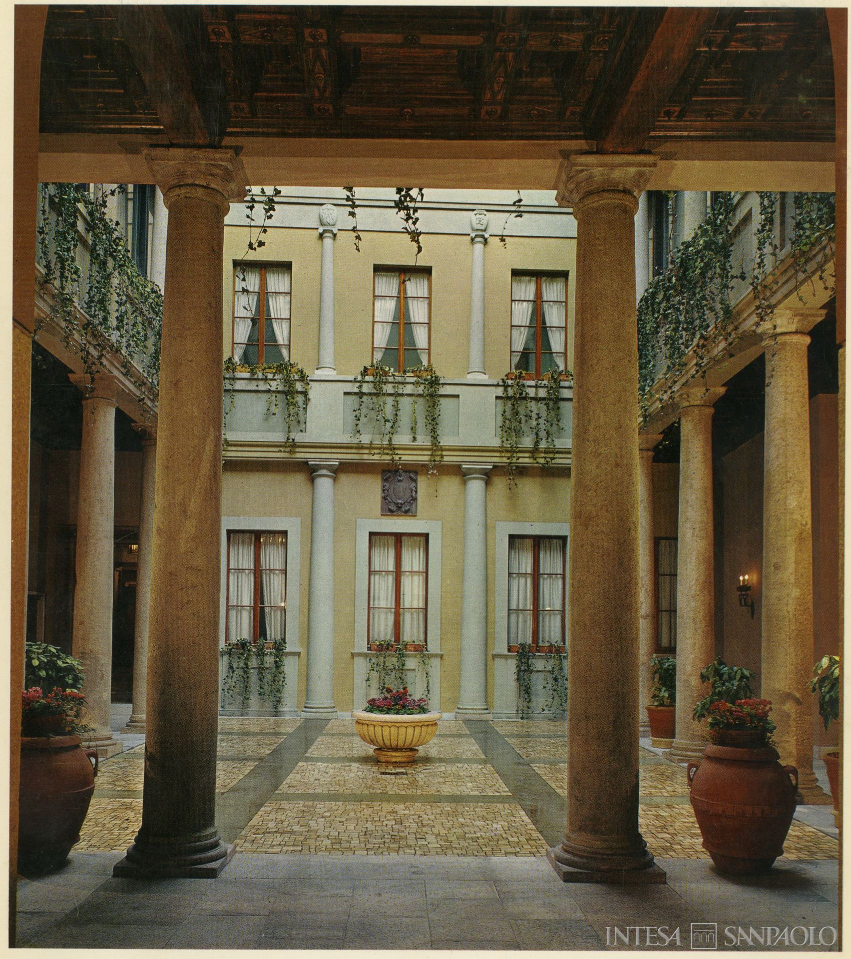 Mediocredito Lombardo, Milano, Palazzo Aliverti, atrio della sede, fotografia tratta da Palazzo Aliverti a Milano. La nuova sede del Mediocredito Regionale Lombardo, 1967 (fotografo sconosciuto)