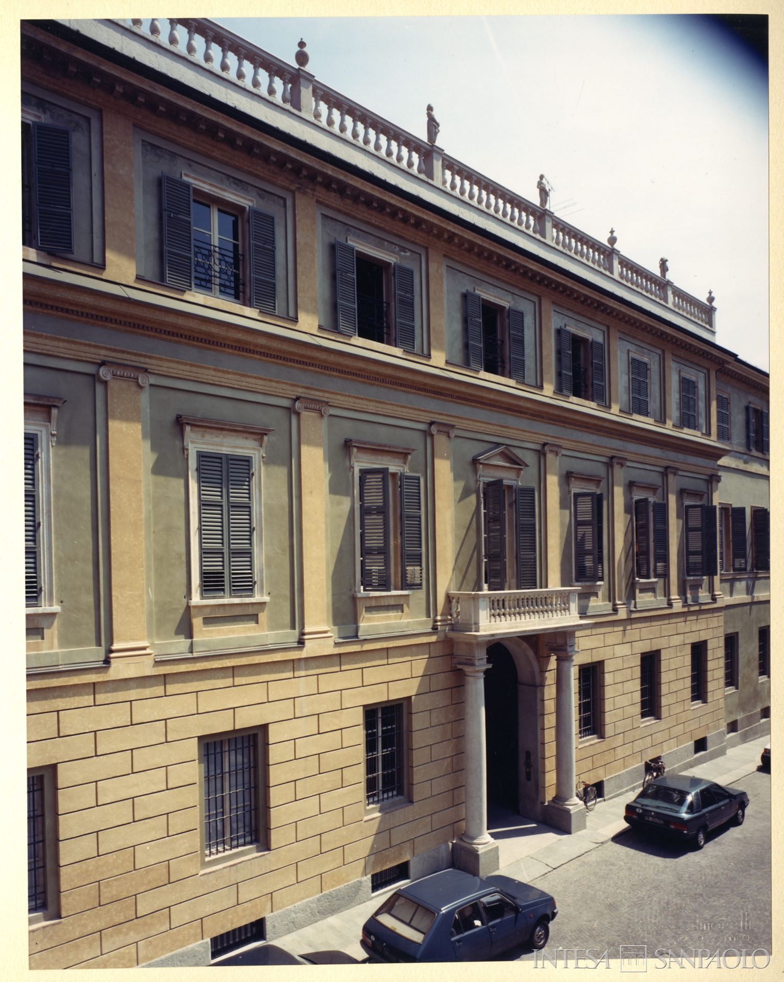Banca del Monte di Parma, facciata della sede presso Palazzo Sanvitale, anni Ottanta (fotografia di Amoretti)