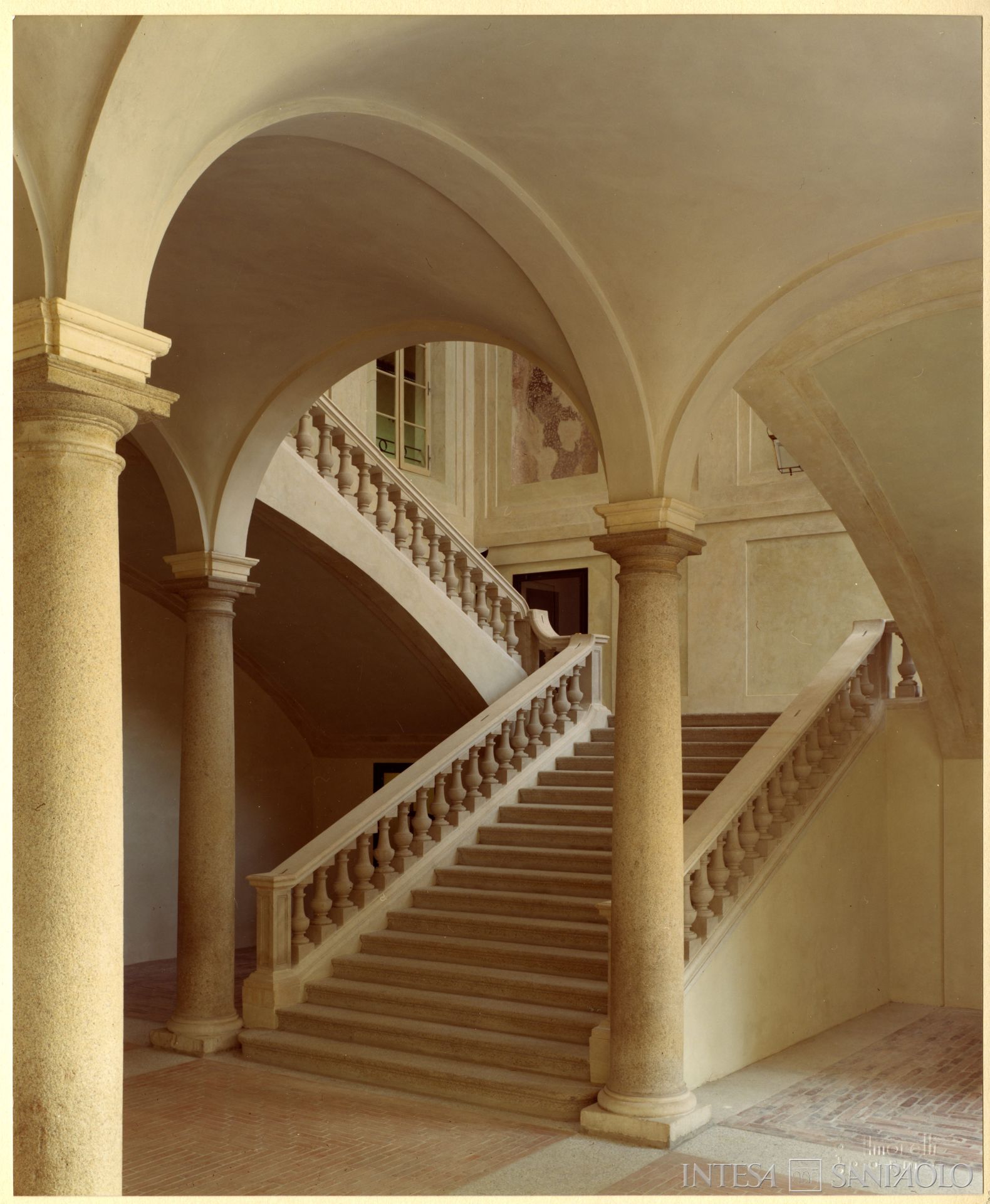Banca del Monte di Parma, scalone della sede presso Palazzo Sanvitale, anni Ottanta (fotografia di Amoretti)