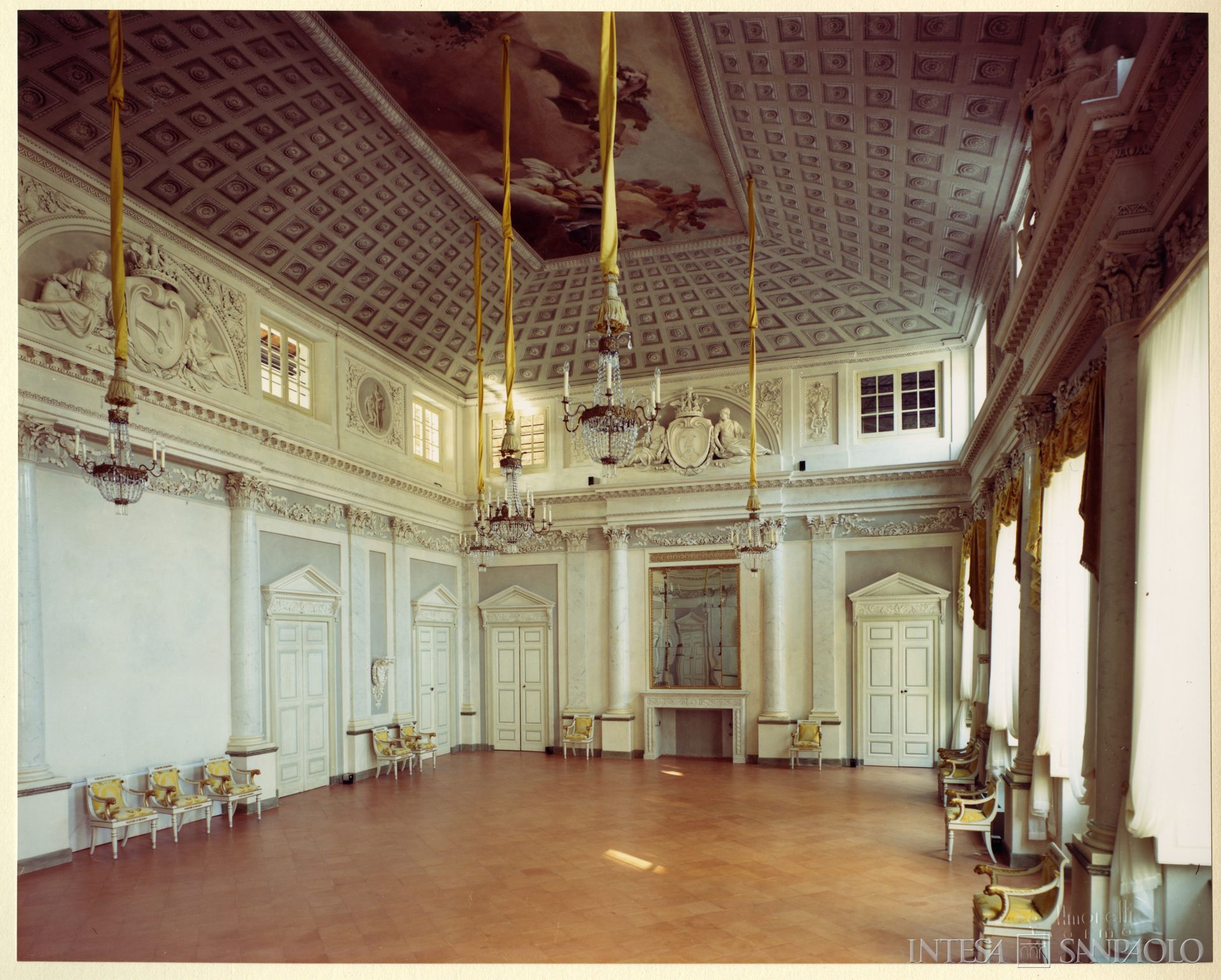 Banca del Monte di Parma, salone della sede presso Palazzo Sanvitale, anni Ottanta (fotografia di Amoretti)