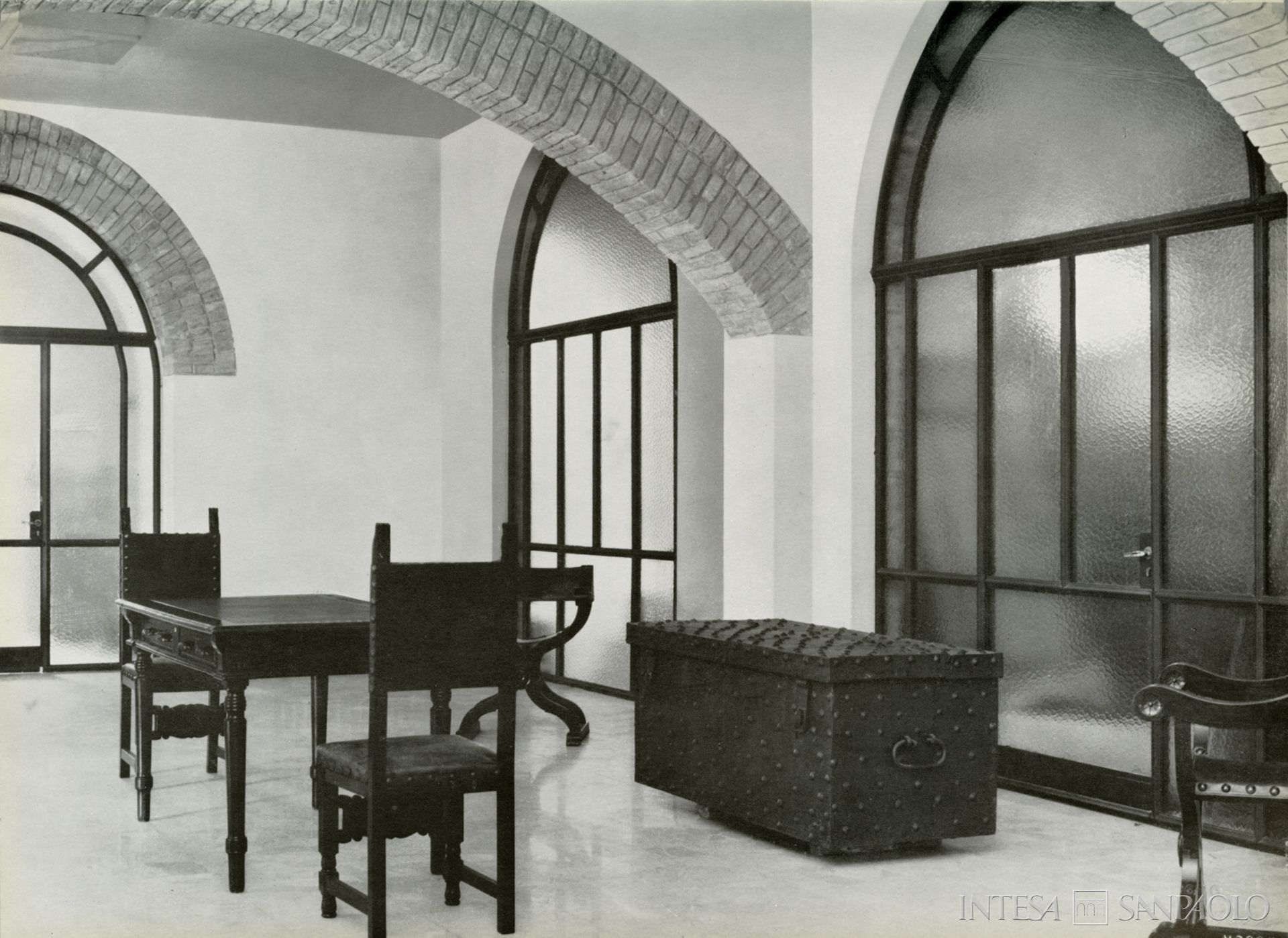 Monte di Credito su Pegno di Mirandola, i forzieri dell'Istituto, fotografia tratta da La Cassa di Risparmio e Monte di Credito su Pegno di Mirandola nei suoi primi cento anni. 1864-1963, 1964