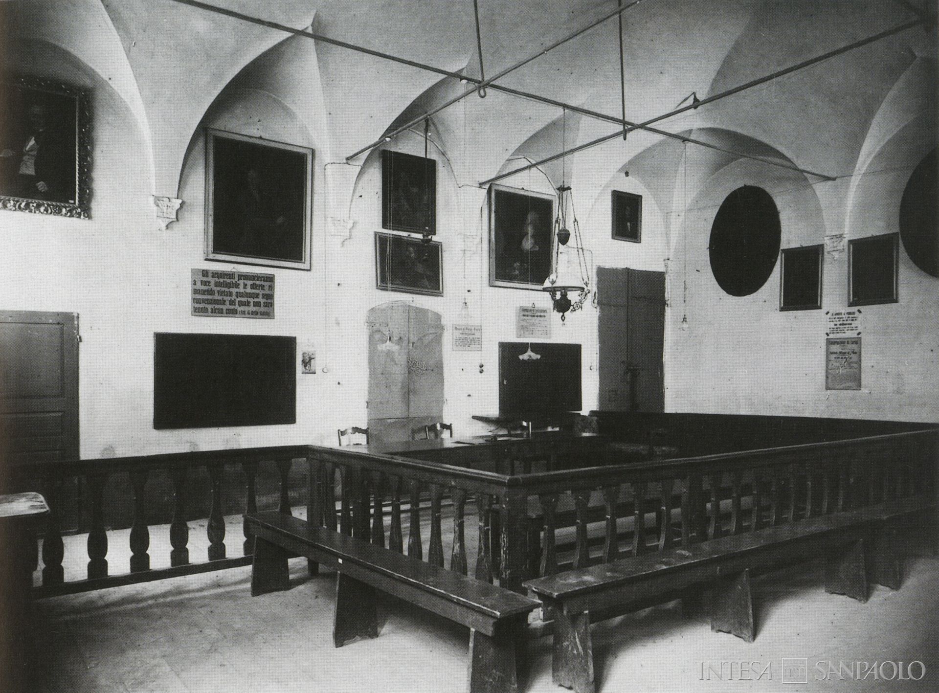 Monte di Pietà di Forlì, una sala della sede, anni Trenta, fotografia tratta da Il Monte di Pietà. Palazzo di Residenza della Fondazione Cassa dei Risparmi di Forlì, 2007 (fotografo sconosciuto)