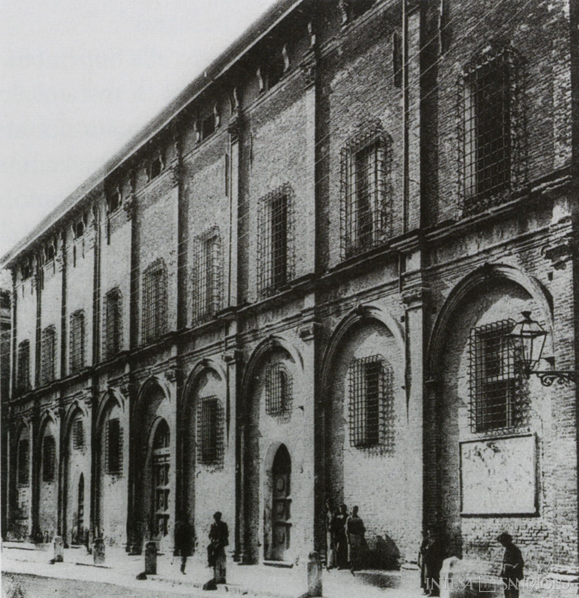Monte di Pietà di Forlì, la sede costruita con pubbliche spese dove sorgeva Palazzo Orsi nel 1514, illustrazione tratta da Il Monte di Pietà. Palazzo di Residenza della Fondazione Cassa dei Risparmi di Forlì, 2007 (fotografo sconosciuto)