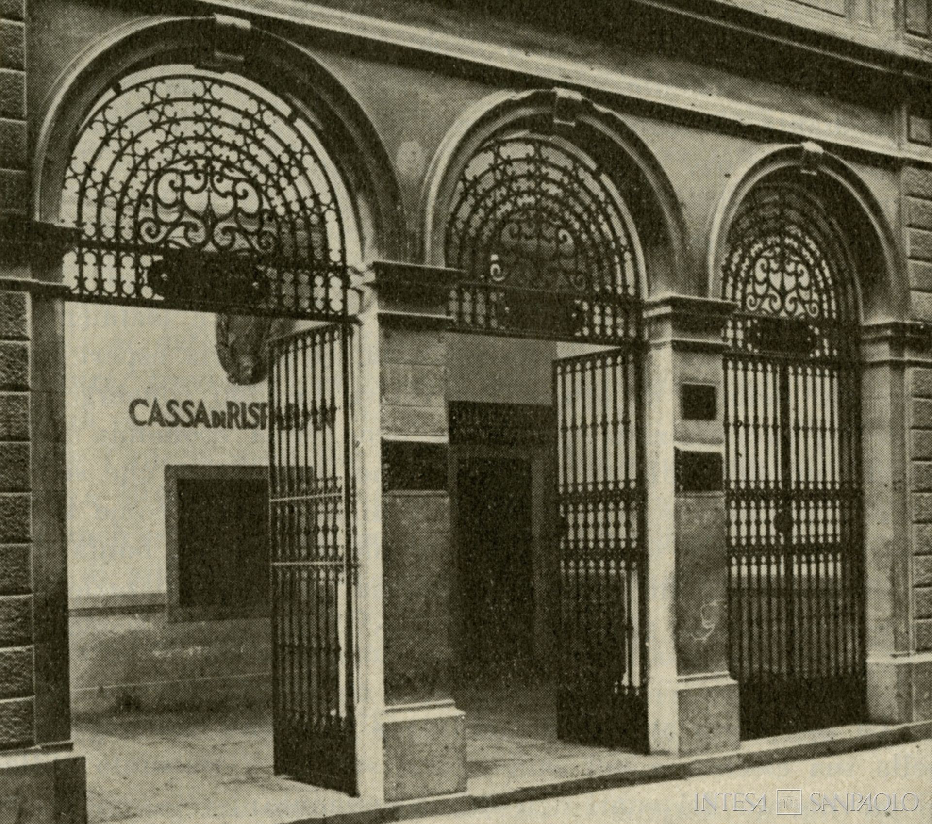 Monte Pio di Empoli, sede di Empoli in via Giuseppe del Papa, fotografia anni Trenta tratta da Le Casse di Risparmio Italiane nel Venticinquennale della loro Associazione (1912-1937), 1937 (fotografo sconosciuto)