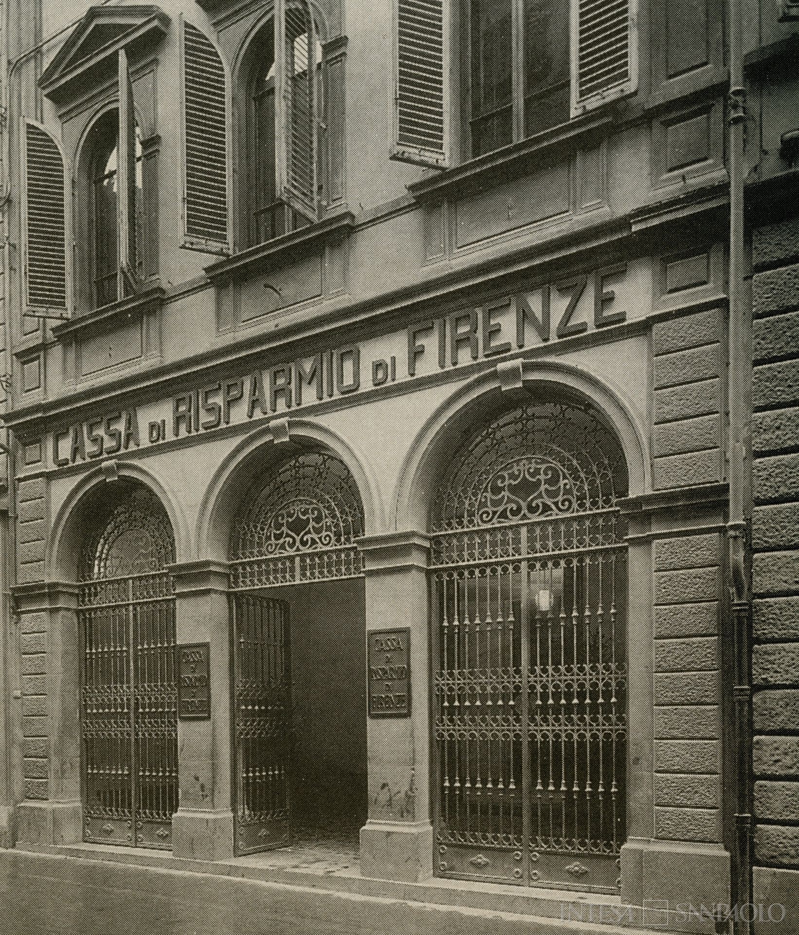 Monte Pio di Empoli, la sede di Empoli divenuta poi sede della Cassa di Risparmio di Firenze, fotografia tratta da  Le opere e i giorni. Vicende storiche, lavoro, vita quotidiana di una banca nel suo territorio, 1999 (fotografo sconosciuto)