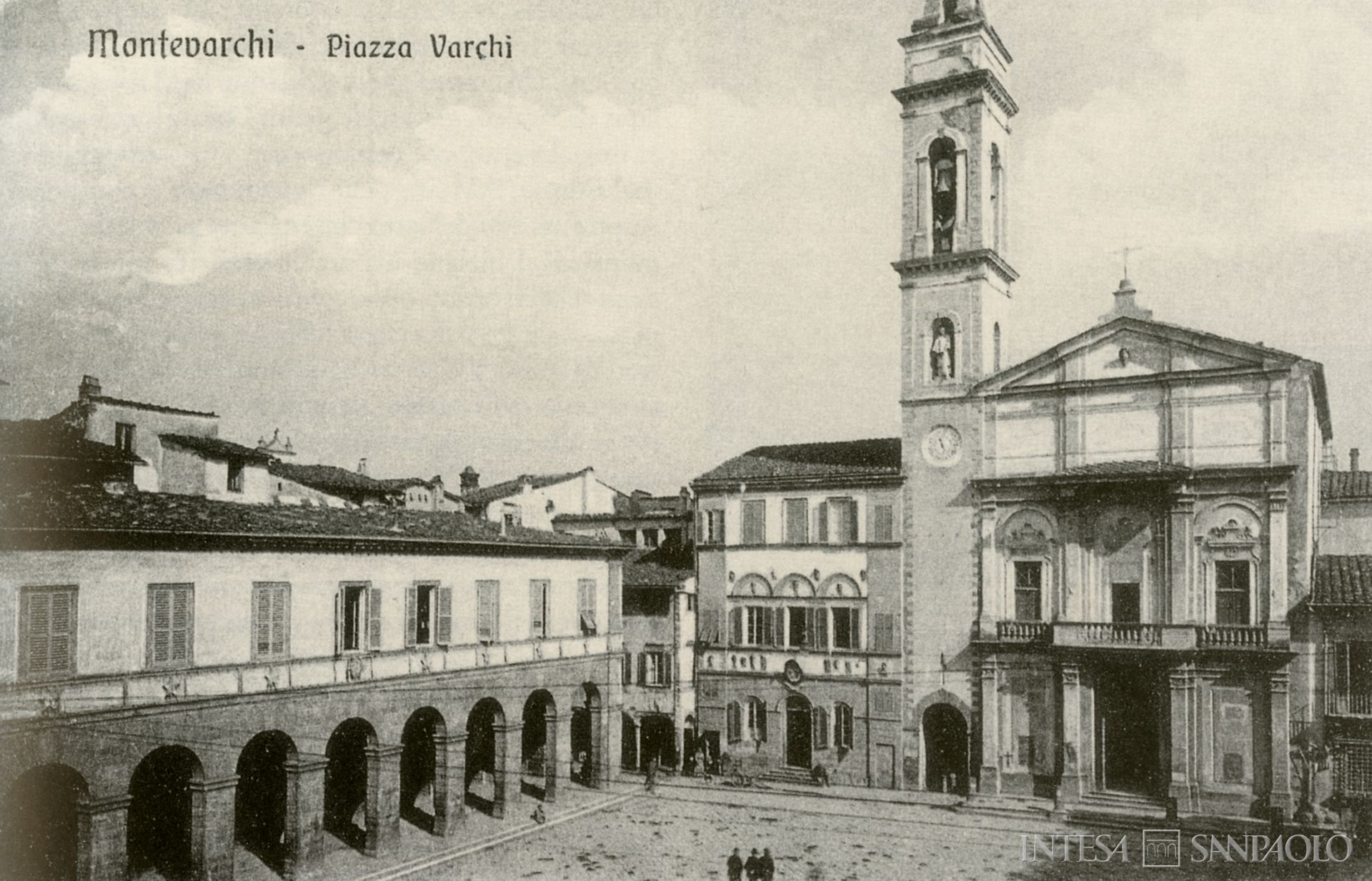 Monte Pio di Montevarchi, Piazza Varchi, anni Venti, cartolina fotografica tratta da Le opere e i giorni, 1999