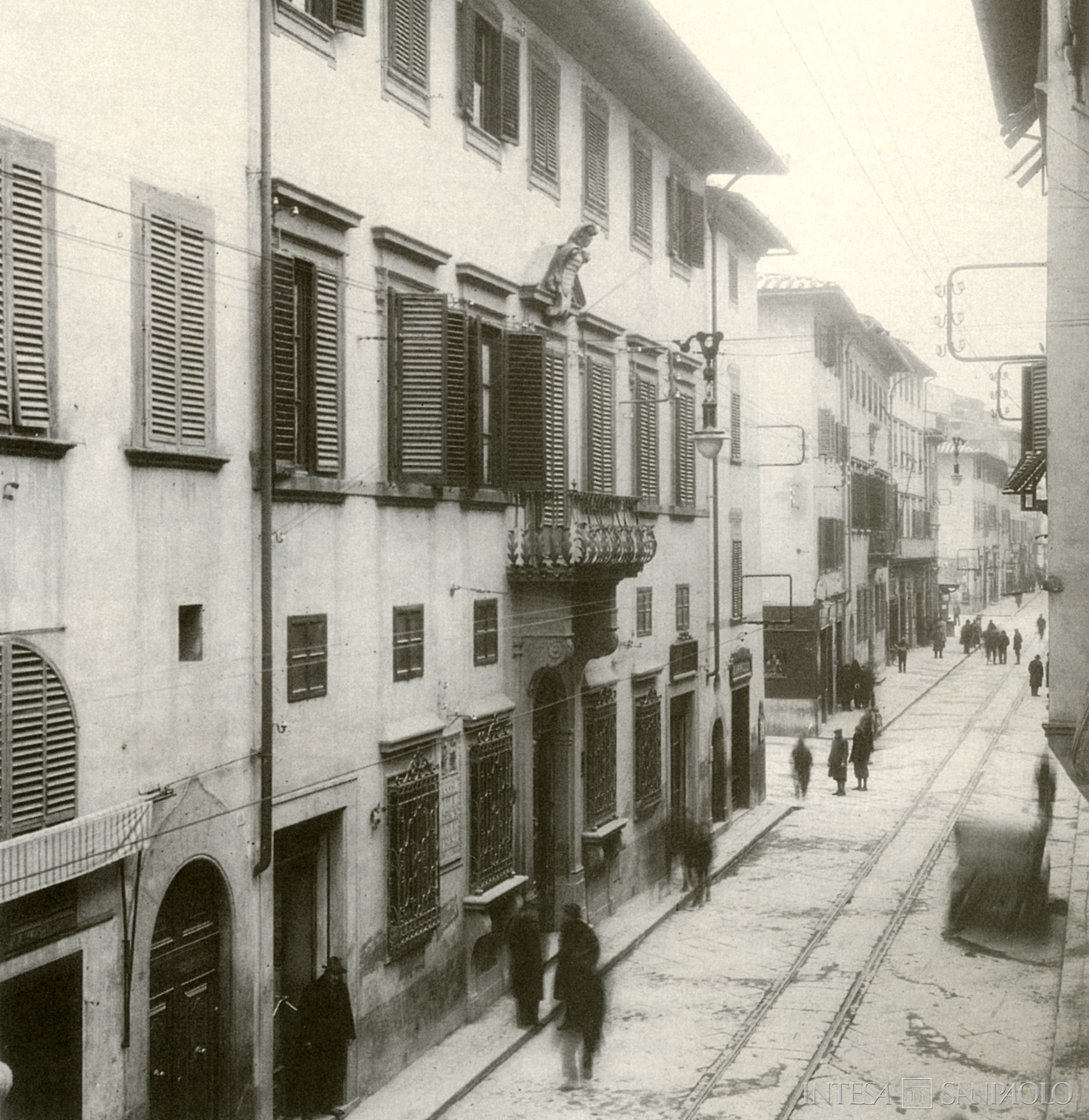 Monte Pio di Montevarchi, sede del Monte in via Roma, anni Venti, fotografia tratta da Le opere e i giorni, 1999