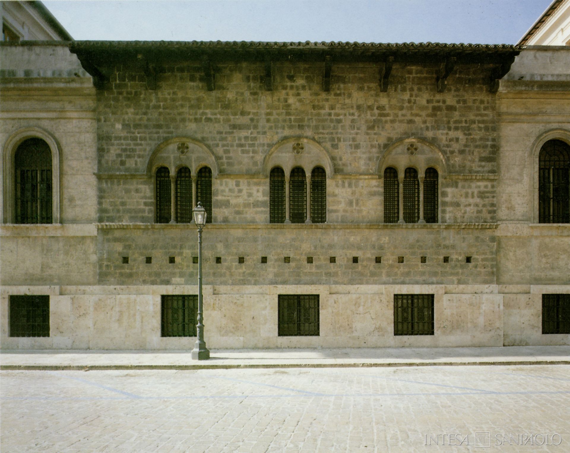 Monte di Credito su Pegno di Ascoli, il convento di S. Onofrio, sede del Monte di Pietà, fotografia tratta da La Cassa di Risparmio di Ascoli Piceno compie 150 anni, 1992 (fotografo sconosciuto)
