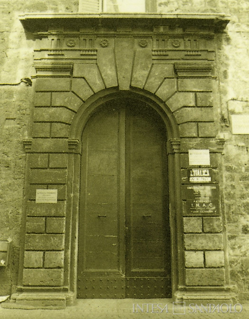 Monte di Credito su Pegno di Ascoli, portale del convento di S. Onofrio, sede del Monte di Pietà poi sede della Cassa di Ascoli Piceno, fotografia tratta da La Cassa di Risparmio di Ascoli Piceno compie 150 anni, 1992 (fotografo sconosciuto)