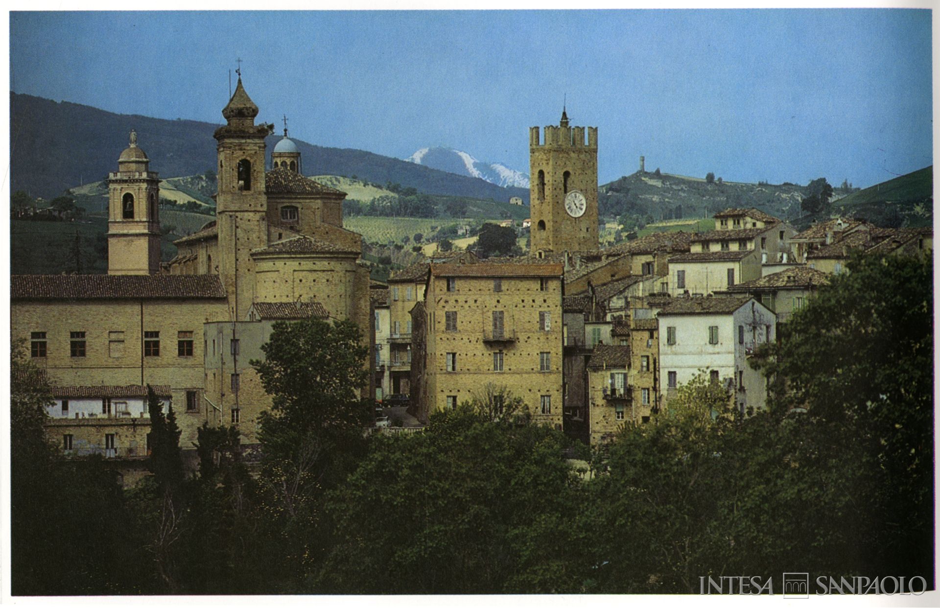Monte di Credito su Pegno di Offida, veduta del paese, fotografia di Pepi Merisio tratta da I lieti colli, Edizioni Bolis Bergamo per la Banca Popolare delle Provincie di Ancona e Macerata, 1981, p. 194