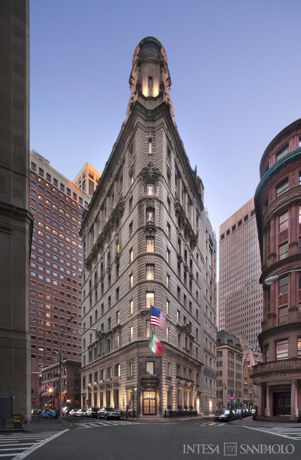 Intesa Sanpaolo, sede di New York in One William Street, dopo l'ammodernamento realizzato dall'architetto Michele De Lucchi, post 2009 (fotografo sconosciuto)