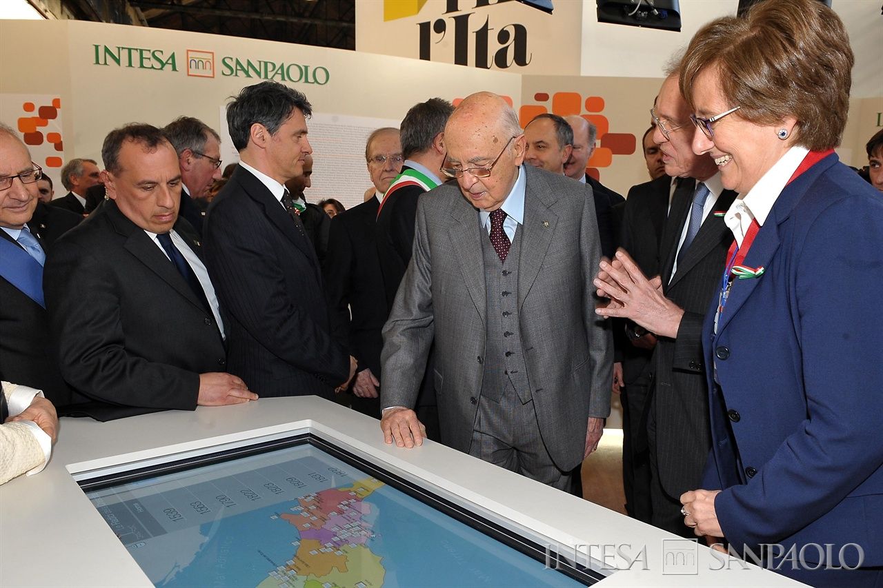 Intesa Sanpaolo, Torino, mostra Fare gli italiani. 150 anni di storia nazionale: il presidente Giorgio Napolitano con Giovanni Bazoli e Francesca Pino (allora Responsabile dell'Archivio Storico) allo spazio dedicato alla presentazione del progetto Mappa Italia a cura dell'Archivio Storico, 2011 (fotografo sconosciuto)