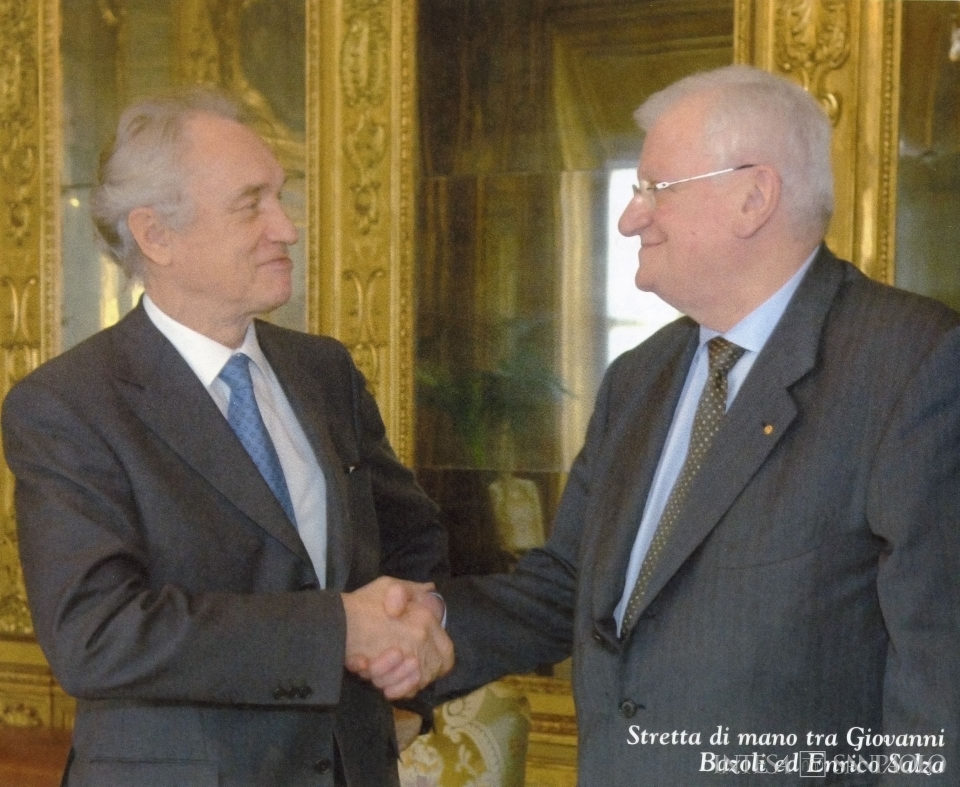 Intesa Sanpaolo, stretta di mano tra Giovanni Bazoli, presidente di Banca Intesa, ed Enrico Salza, presidente del San Paolo IMI, per la fusione tra i due istituti, 28 dicembre 2006 (fotografo sconosciuto)
