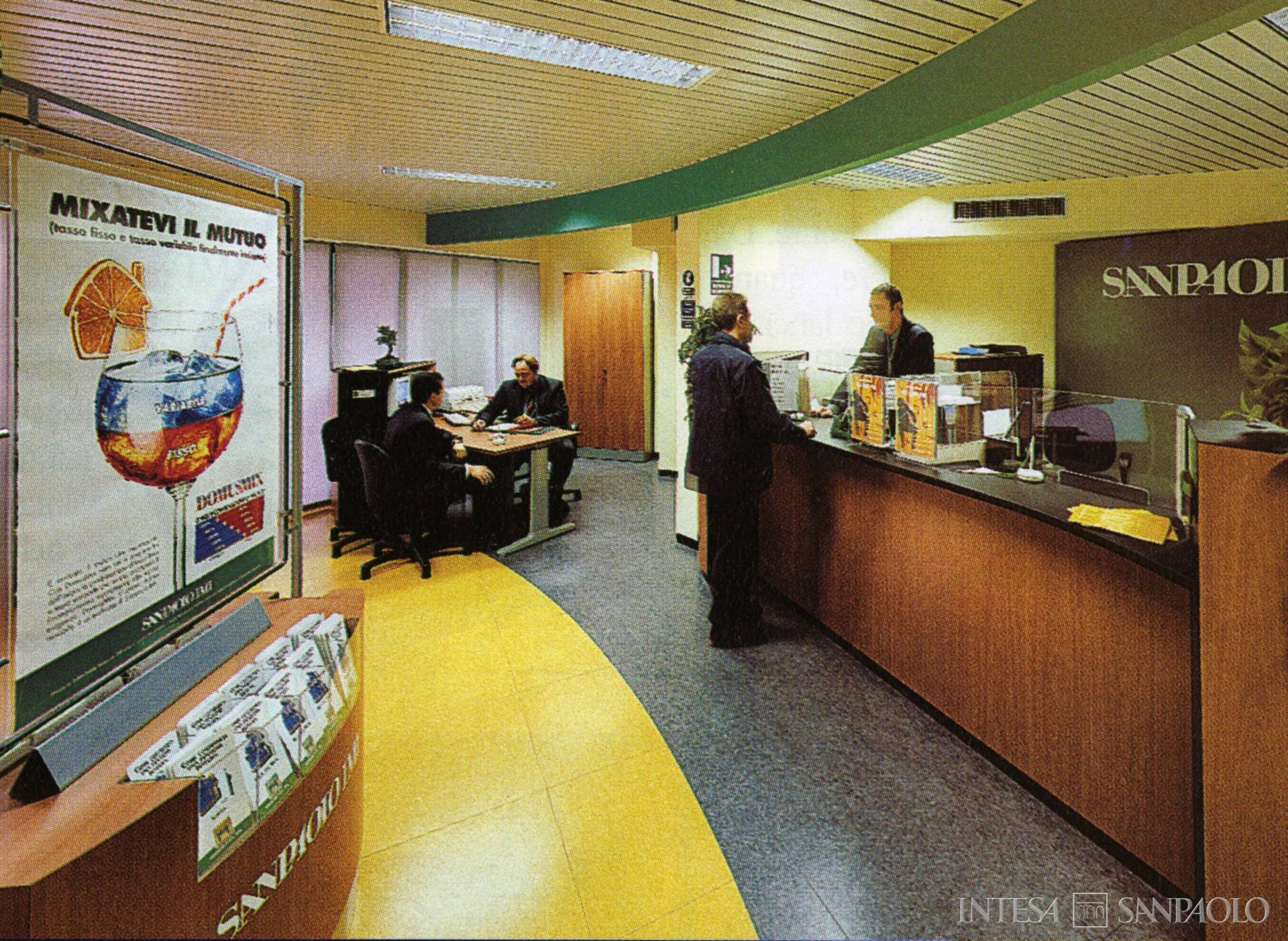 Sanpaolo IMI, ingresso della filiale di Carpi, fotografia tratta dall'house organ Il Magazine, n. 7, 2000 (fotografo sconosciuto)