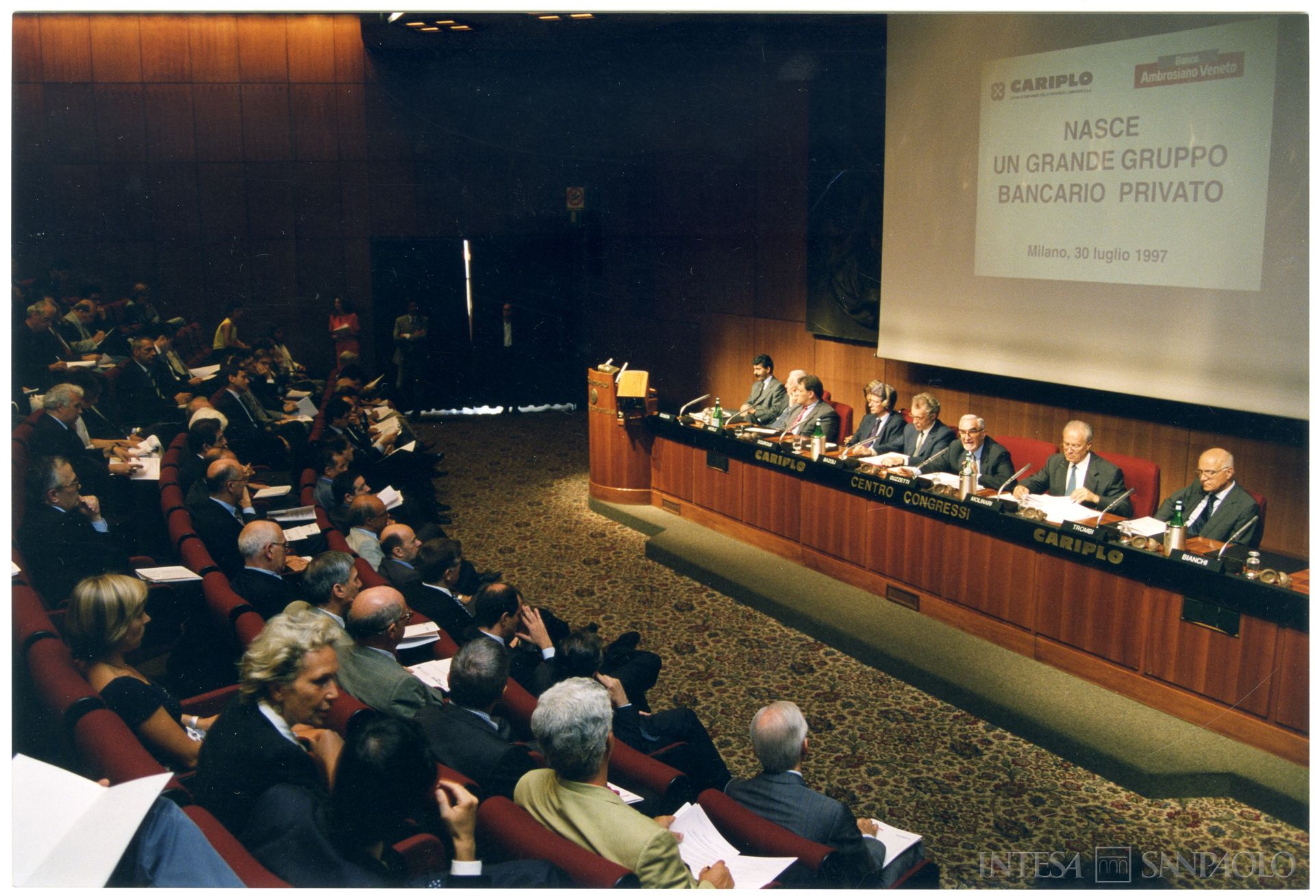 Banca Intesa, presentazione del progetto di integrazione tra Banco Ambrosiano Veneto e Cariplo per la nascita di Banca Intesa, Milano, Centro Congressi Cariplo, 30 luglio 1997 (fotografo sconosciuto)