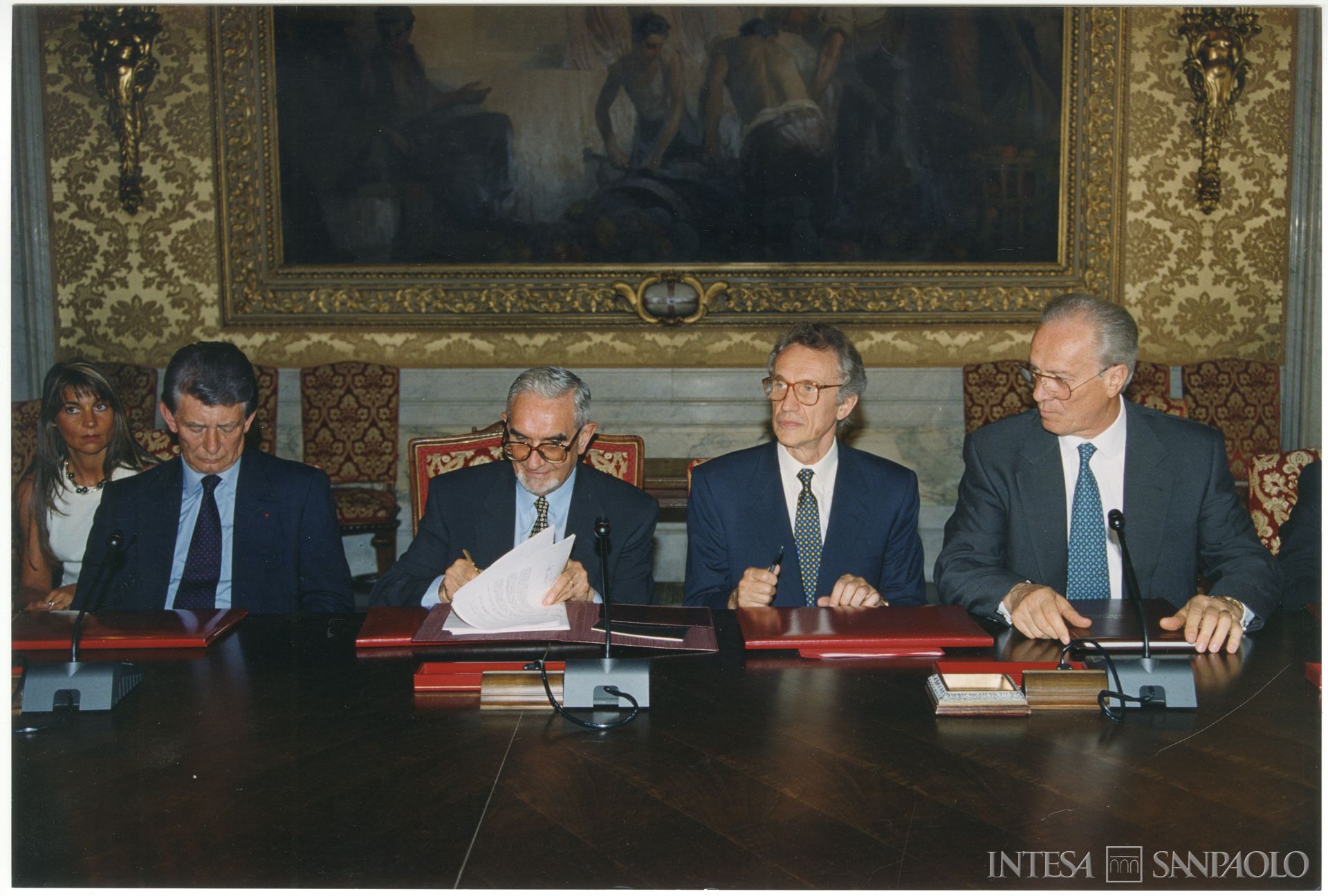 Banca Intesa, Giovanni Bazoli e Giuseppe Guzzetti firmano l'accordo quadro tra Banco Ambrosiano Veneto e Cariplo per la nascita di Banca Intesa, Milano, Cà de Sass, 30 luglio 1997 (fotografo sconosciuto)