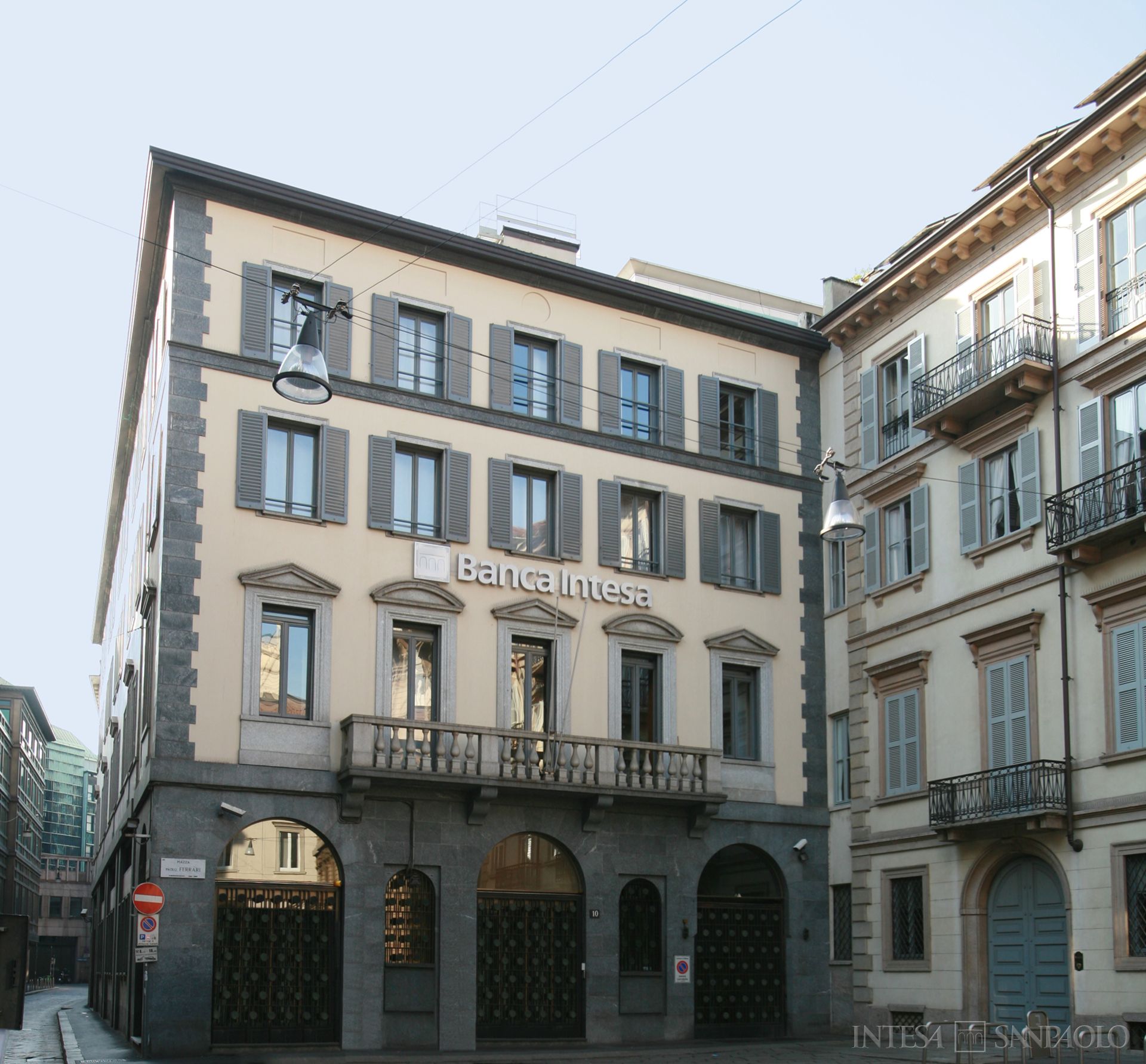 Banca Intesa, Milano, esterno di una sede di direzione in piazza Paolo Ferrari, 2005 (fotografo sconosciuto)