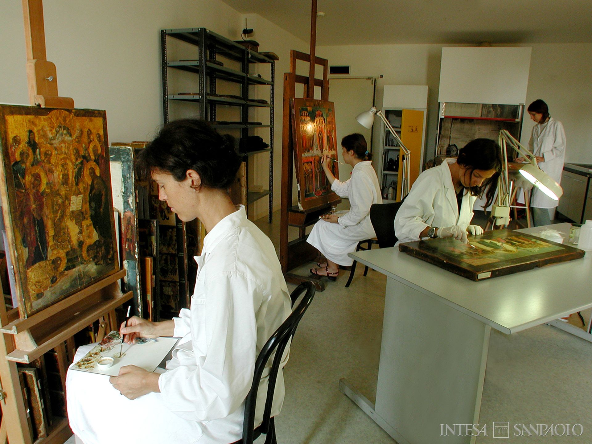 Banca Intesa, progetto Restituzioni, restauratori all'opera su icone russe, 2002 (fotografia di Valter Maino)