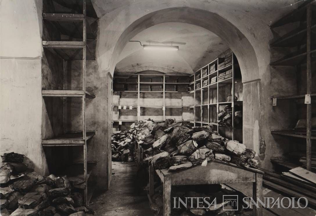 Banco del Santissimo Salvatore, archivio storico prima del riordino, anni Settanta (fotografo sconosciuto, Archivio storico del Banco di Napoli)