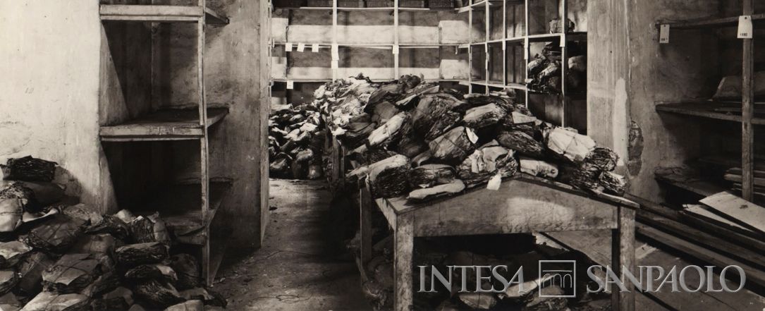 Banco del Santissimo Salvatore, dettaglio dell'archivio storico prima del riordino, anni Settanta (fotografo sconosciuto, Archivio storico del Banco di Napoli)