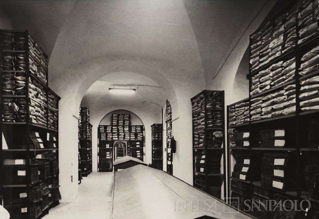 Banco del Santissimo Salvatore, archivio storico dopo il riordino, anni Settanta (fotografo sconosciuto, Archivio storico del Banco di Napoli)