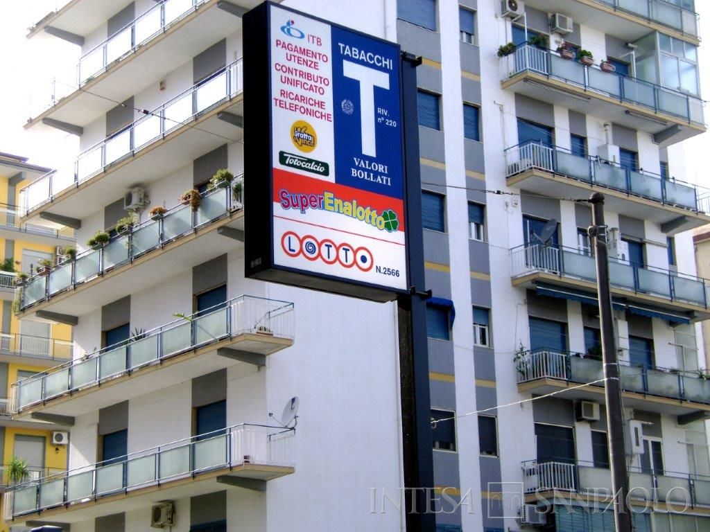 Banca dei Tabaccai, insegna di una tabaccheria a Catania, 2016 circa (fotografo sconosciuto; Archivio Storico FIT)