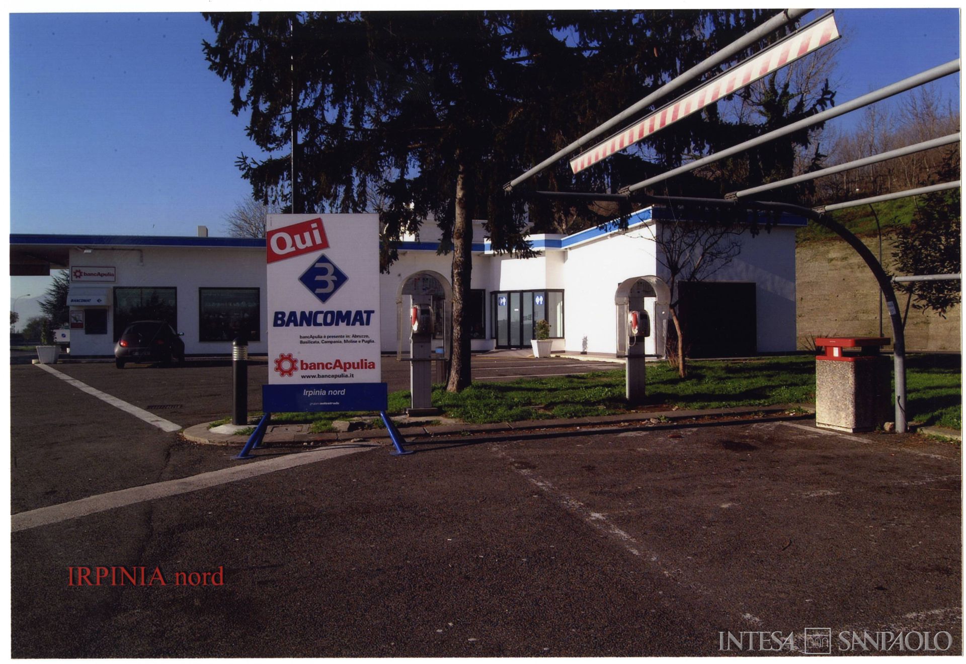 Banca Apulia, pubblicità dell'istituto nei pressi dell'area di servizio Irpinia Nord, primi anni Duemila (fotografo sconosciuto)