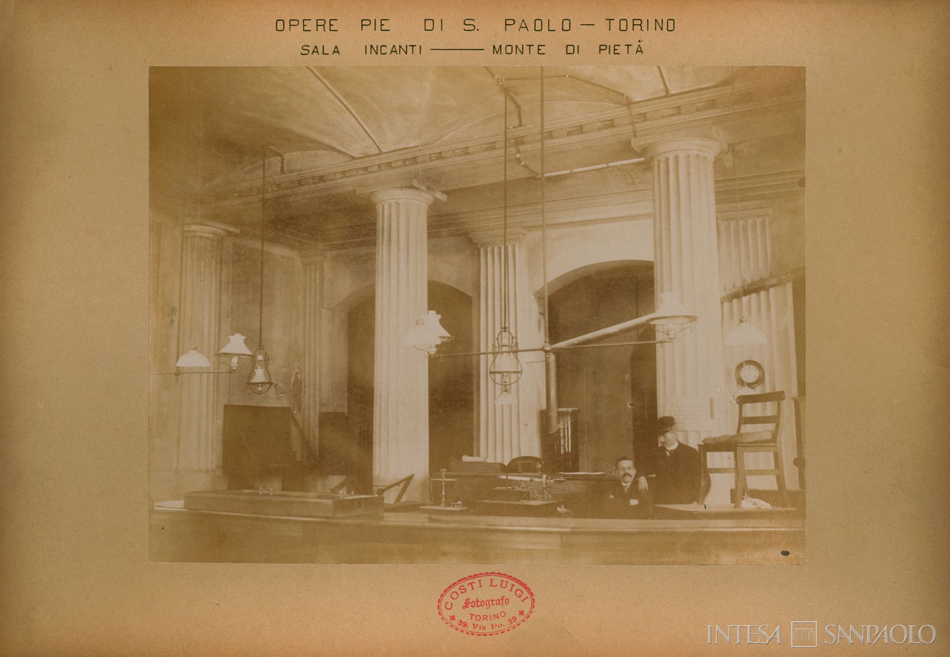 Monte di Pietà delle Opere Pie di San Paolo di Torino, sala incanti, fine Ottocento (Luigi Costi, Archivio Storico San Paolo)