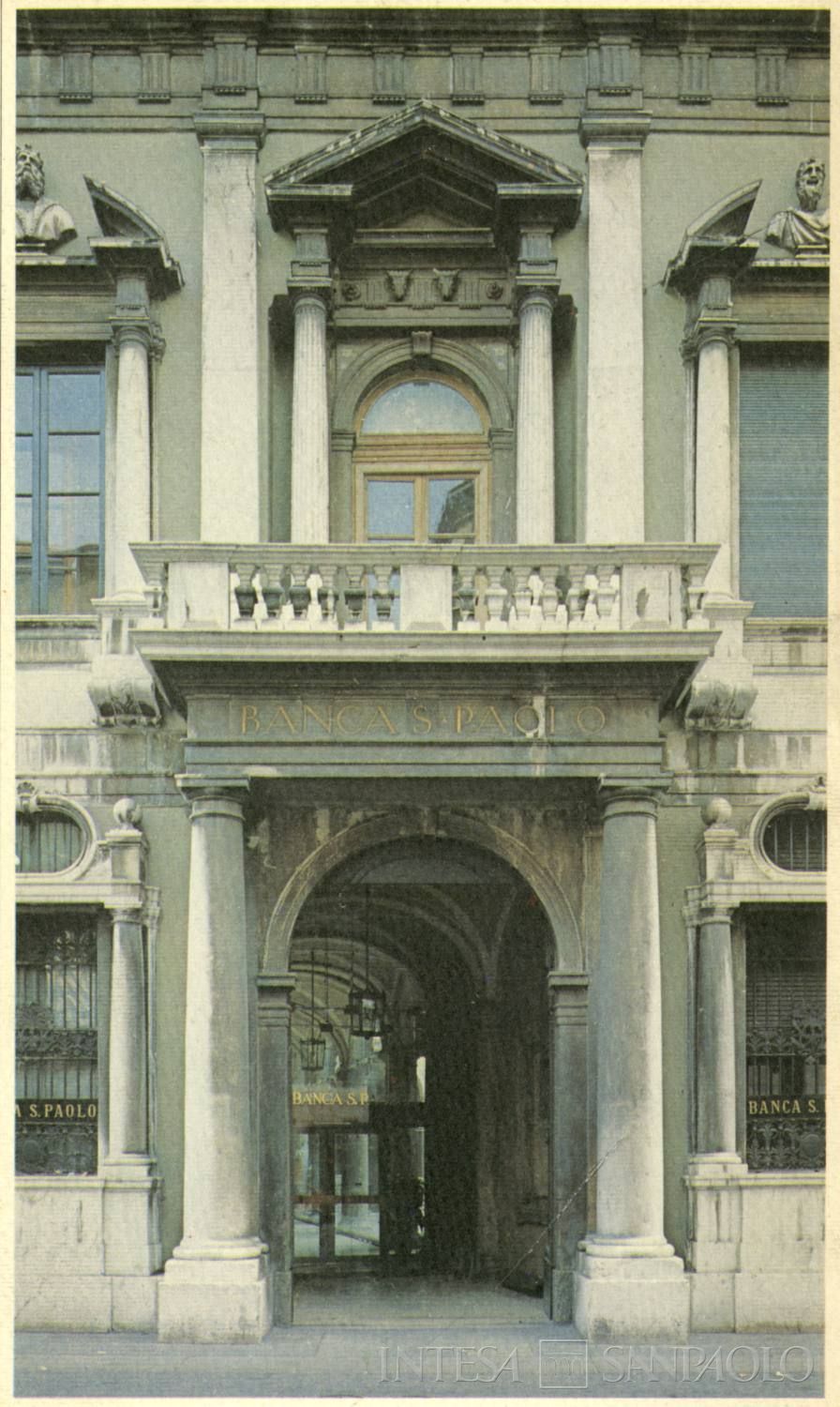 Banca San Paolo di Brescia, ingresso di Palazzo Martinengo Villagana, fotografia tratta dalla copertina di Reports and accounts, 1983