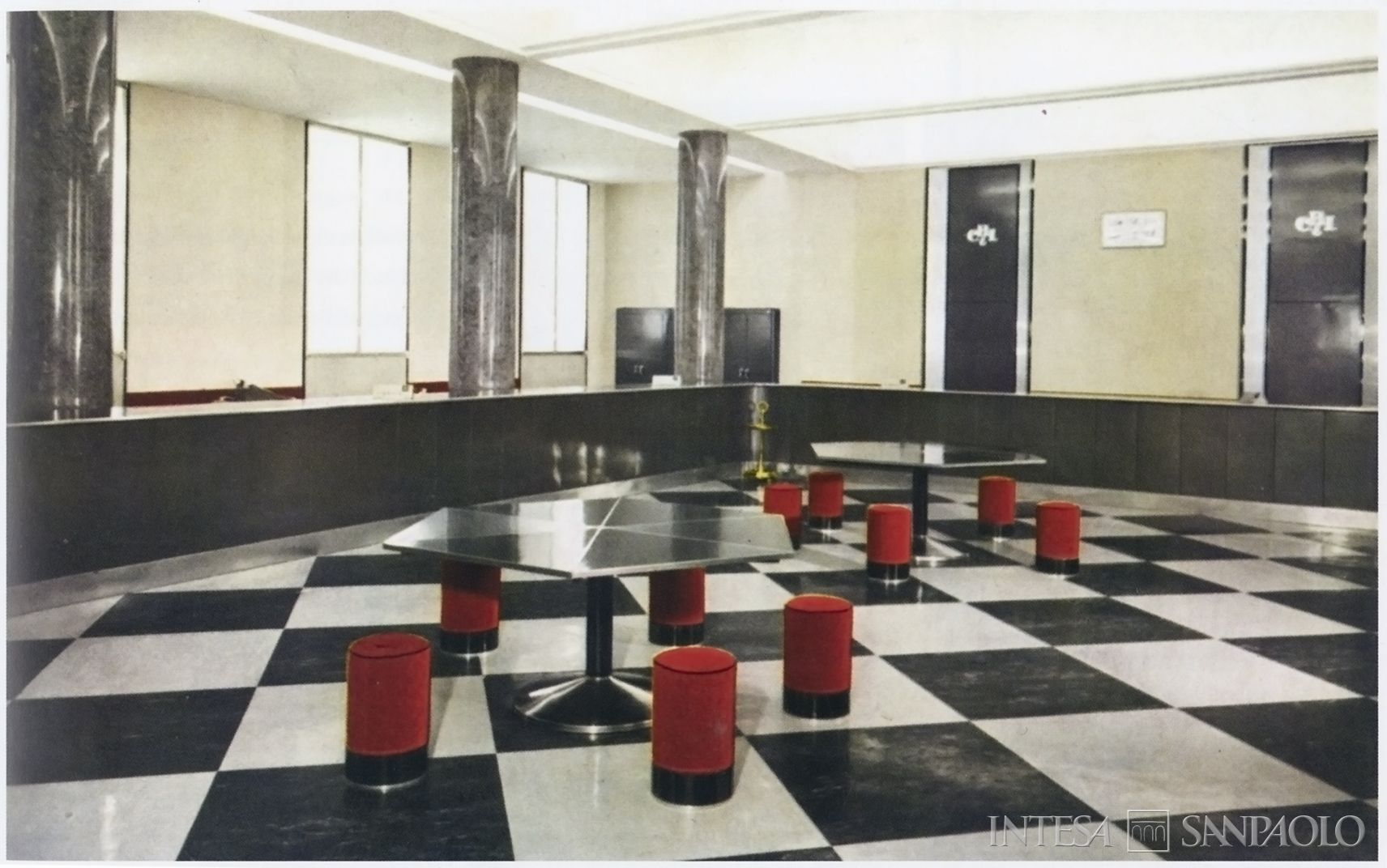 Banca Popolare Commercio e Industria, salone degli sportelli nella sede centrale restaurata dall'architetto Caccia Dominioni, fotografia tratta da Banca Popolare Commercio e Industria 1888-2002. Una storia che continua (Amilcare Pizzi, Milano, 2003), p. 69