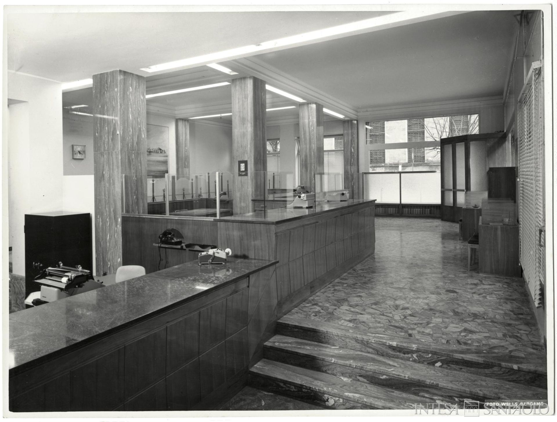 Cassa Popolare S. Alessandro, Interni della sede, marzo 1960 (fotografia di Foto Wells)