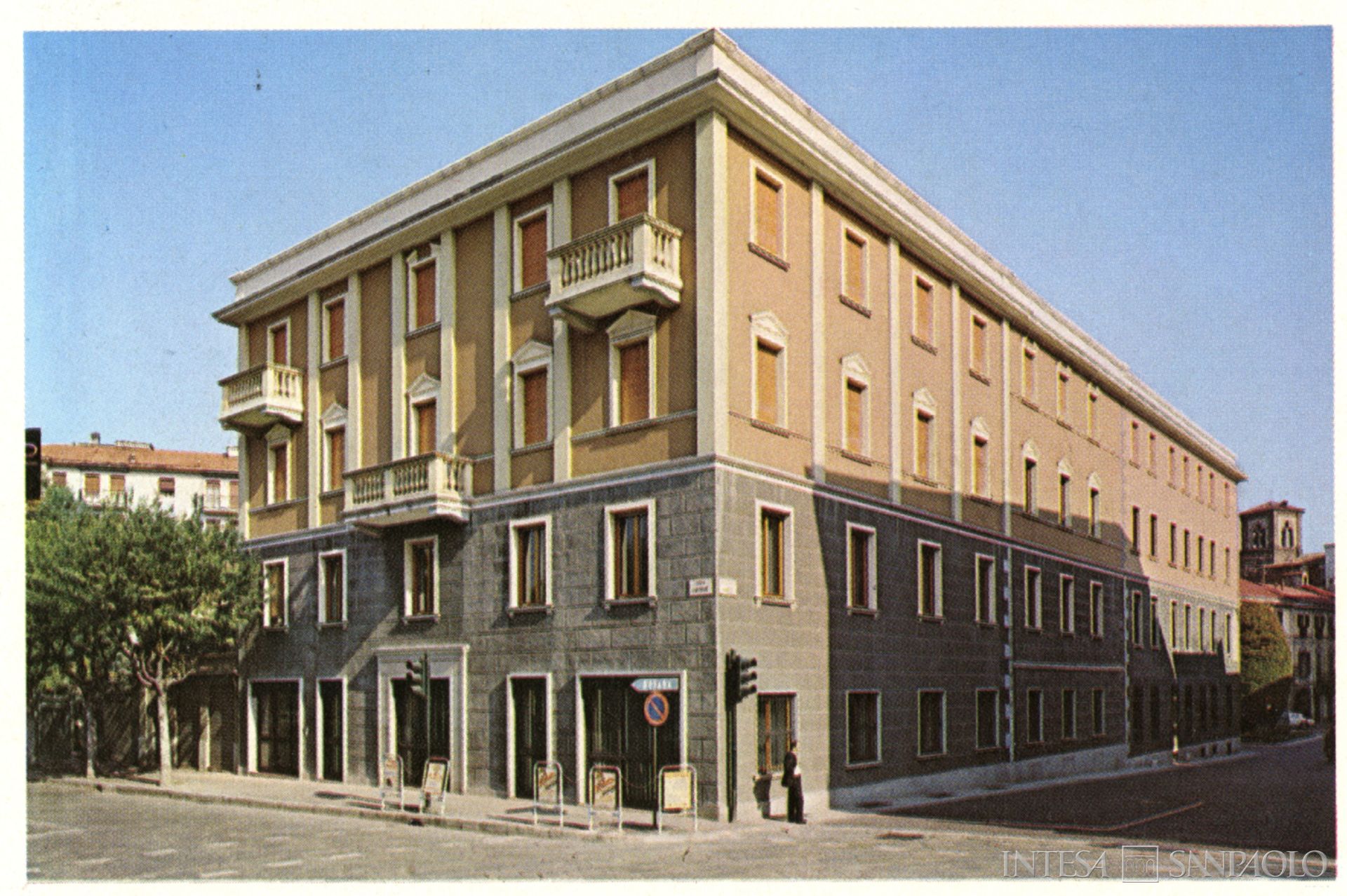 Banca Popolare  di Vigevano, sede centrale della banca, 1972, tratto da 1° Centenario Banca Popolare di Vigevano 1872-1972, 1972