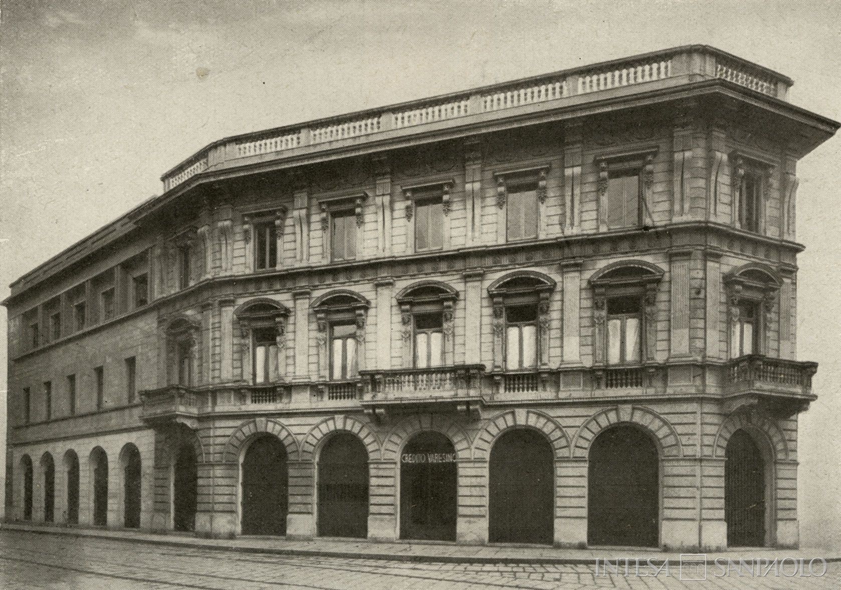 Credito Varesino, sede di Varese, prima metà del Novecento, tratta da Credito Varesino 1898-1948, Varese, Industrie Grafiche Amedeo Nicola & C., 1948