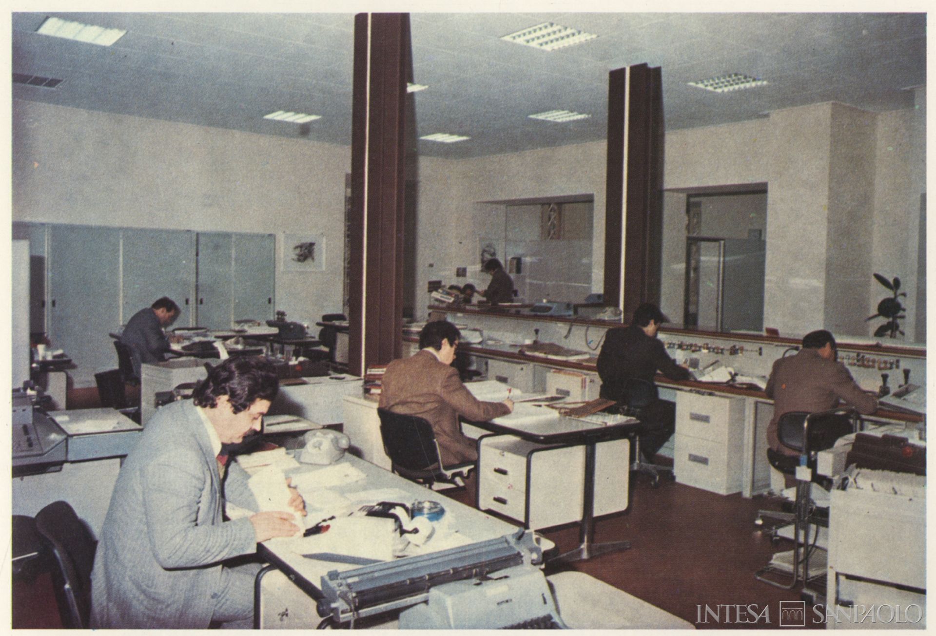 Banca Popolare Cooperativa di Todi, interni della sede, tratto da Cento anni della Banca Popolare Cooperativa di Todi (1982), p.