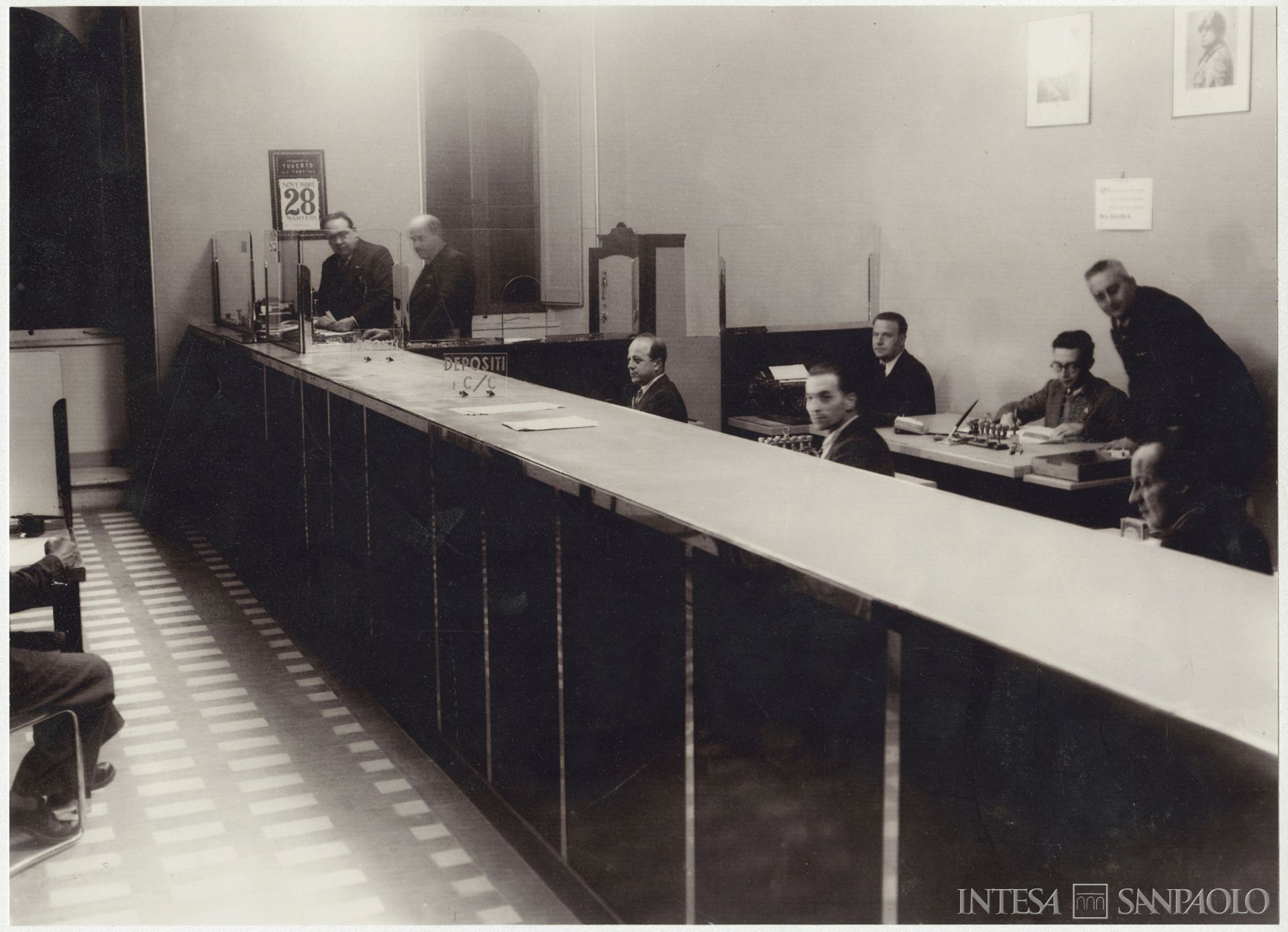 Banca Popolare Cooperativa di Todi, interno della sede dell'istituto, fotografia dell'11 dicembre 1939