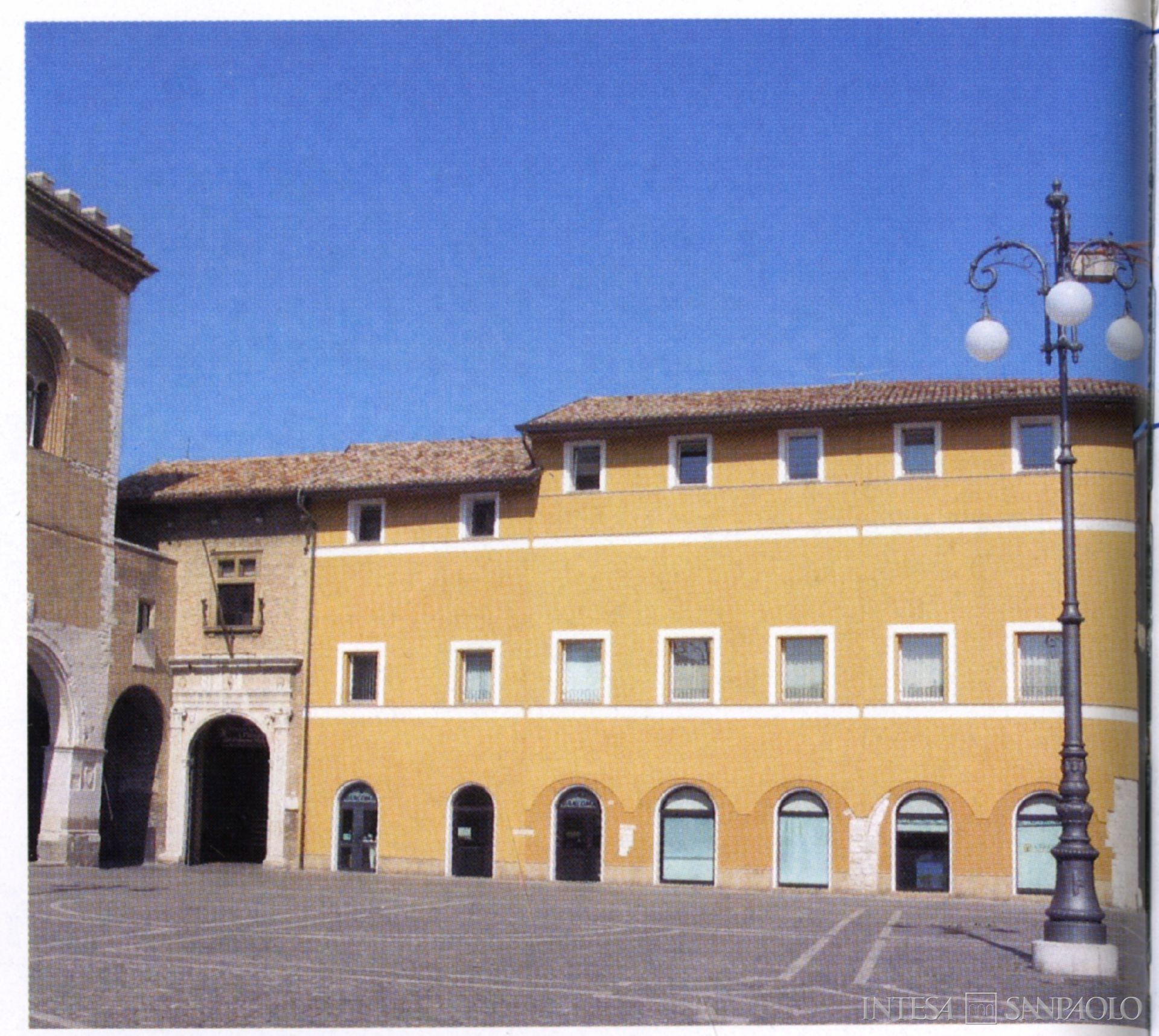 Cassa di Risparmio di Fano, fotografia della sede di piazza XX settembre a Fano, tratta da Bpiù n. 2, marzo-aprile 2004, p. 18