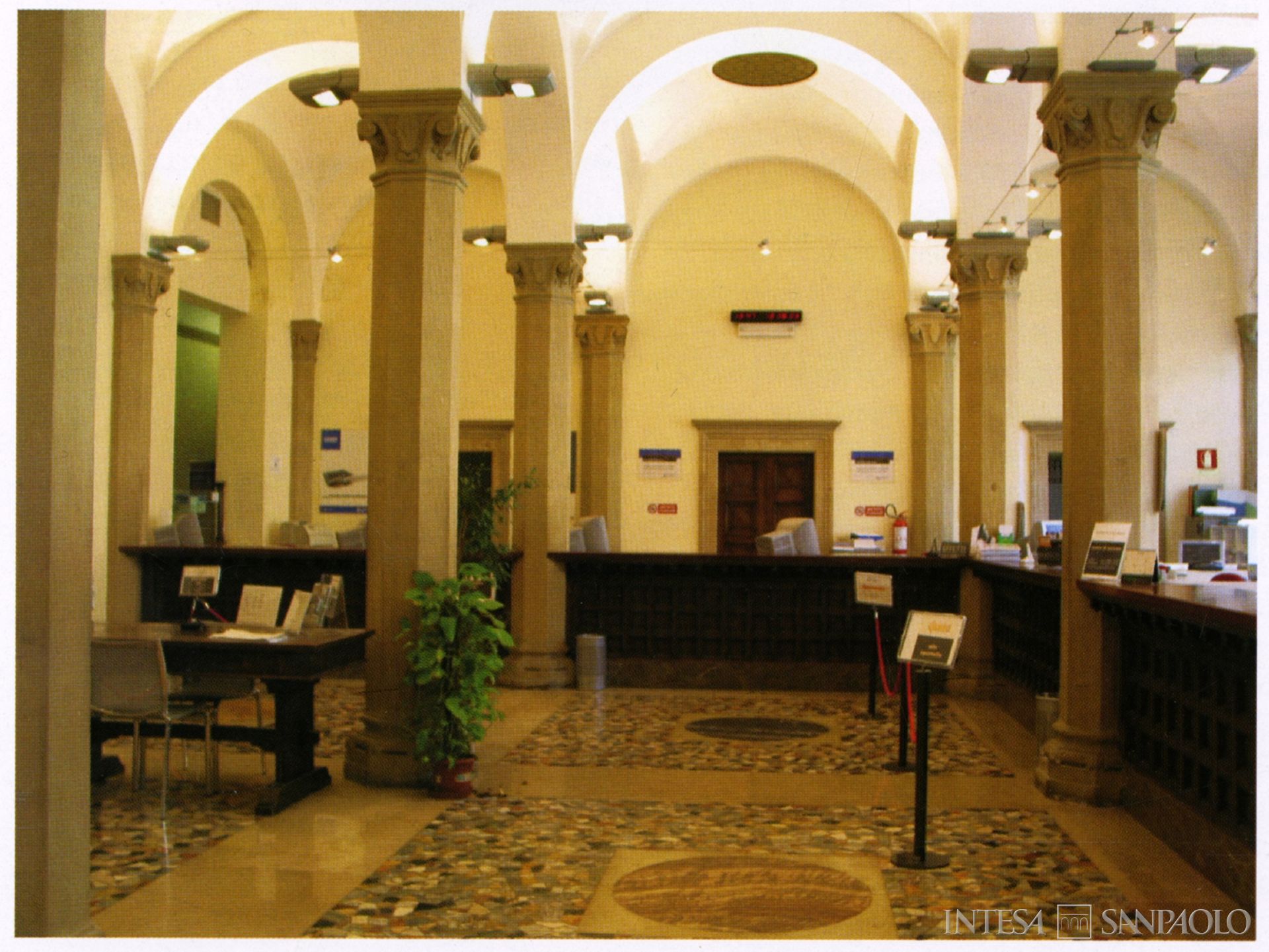 Cassa di Risparmio di Fano, fotografia del Salone della sede centrale, tratta da Bpiù n. 2, marzo-aprile 2004, p. 19