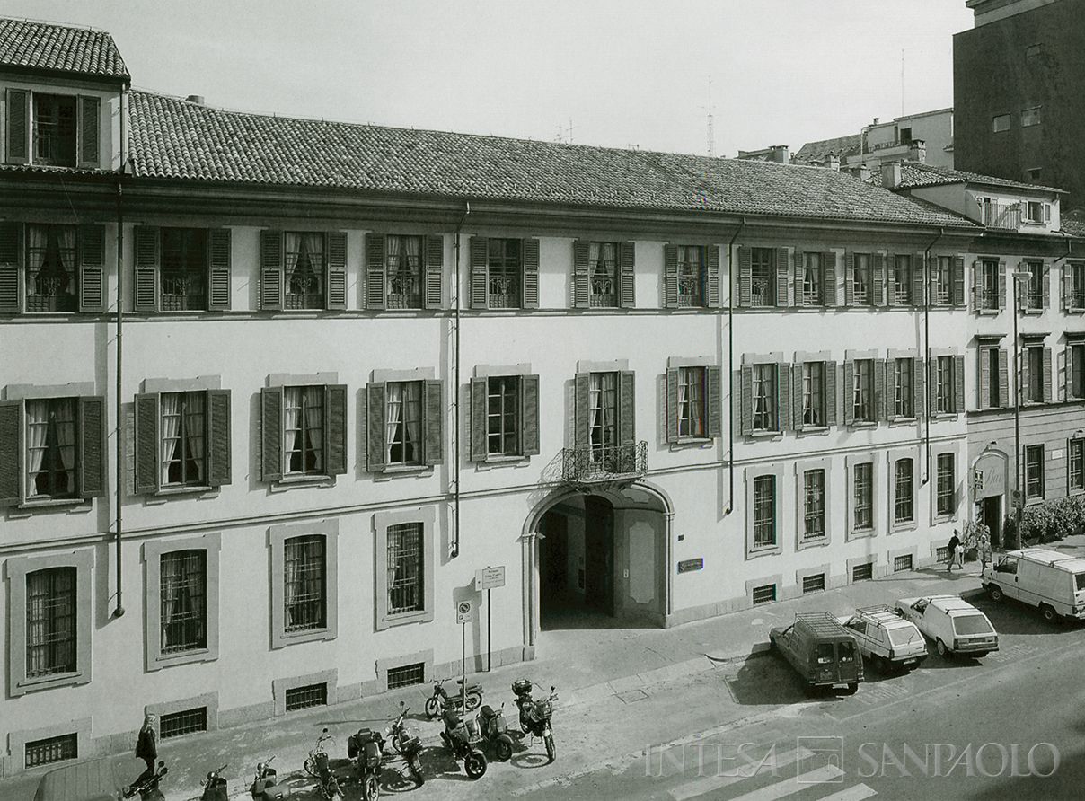 Centrobanca, sede in Palazzo Litta, appena restaurato (fotografia di Carlo Pessina) in Palazzo Litta Modigliani in Milano, Centrobanca, 1994, p. 10