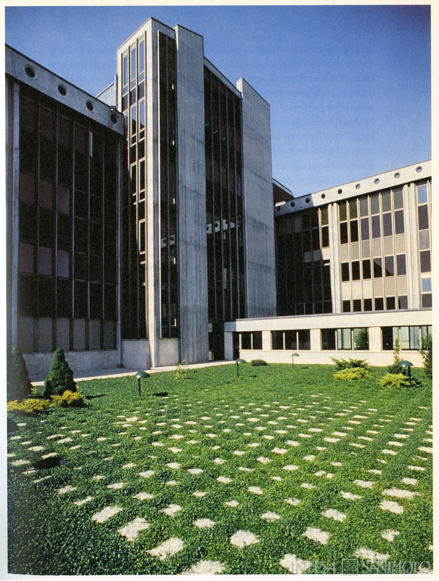 Banca Popolare di Ancona, il centro direzionale Esagono, tratta da Vitaliano Cinti, Itinerario storico della Banca Popolare di Ancona: uomini e istituzioni, Arti Grafiche Jesine, Banca Popolare di Ancona, 1991, p. 388, in ASI, Sezione Bibliografica, CONS/GRUPPO/662