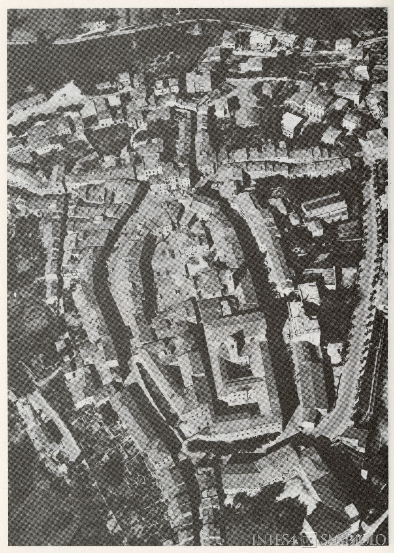 Banca Cooperativa Operaia di Cupramontana, veduta aerofotografica di Cupramontana, [1979], tratta da: Sergio Anselmi (a cura di), Nelle Marche centrali: territorio, economia e società tra Medioevo e Novecento: l'area esino-mesina, vol. 1, Cassa di Risparmio di Jesi, 1979, p. 294, in Archivio Storico Intesa Sanpaolo, Sezione bibliografica, CONS/GRUPPO/596